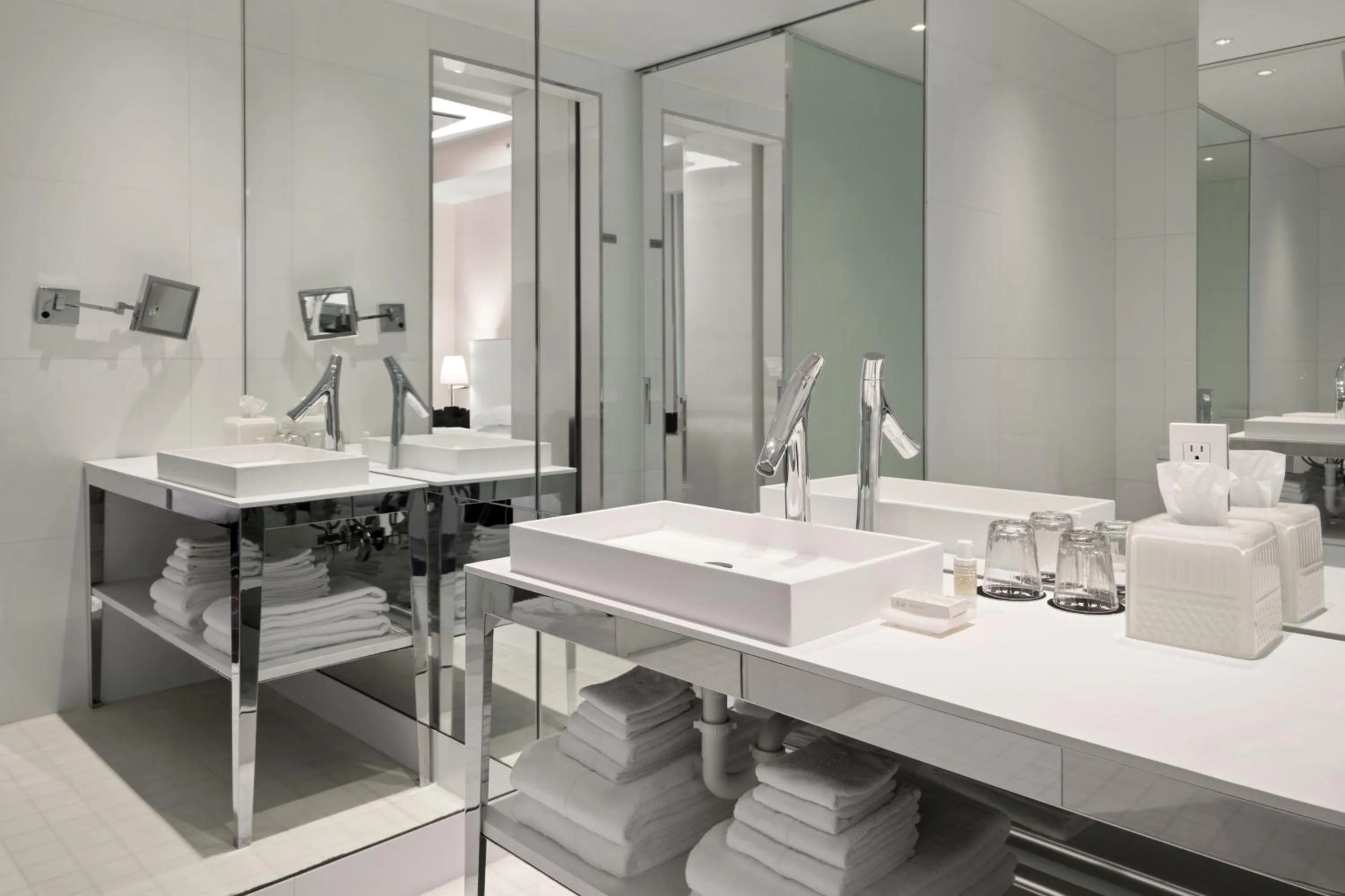 Bathroom in Dua Miami, Autograph Collection