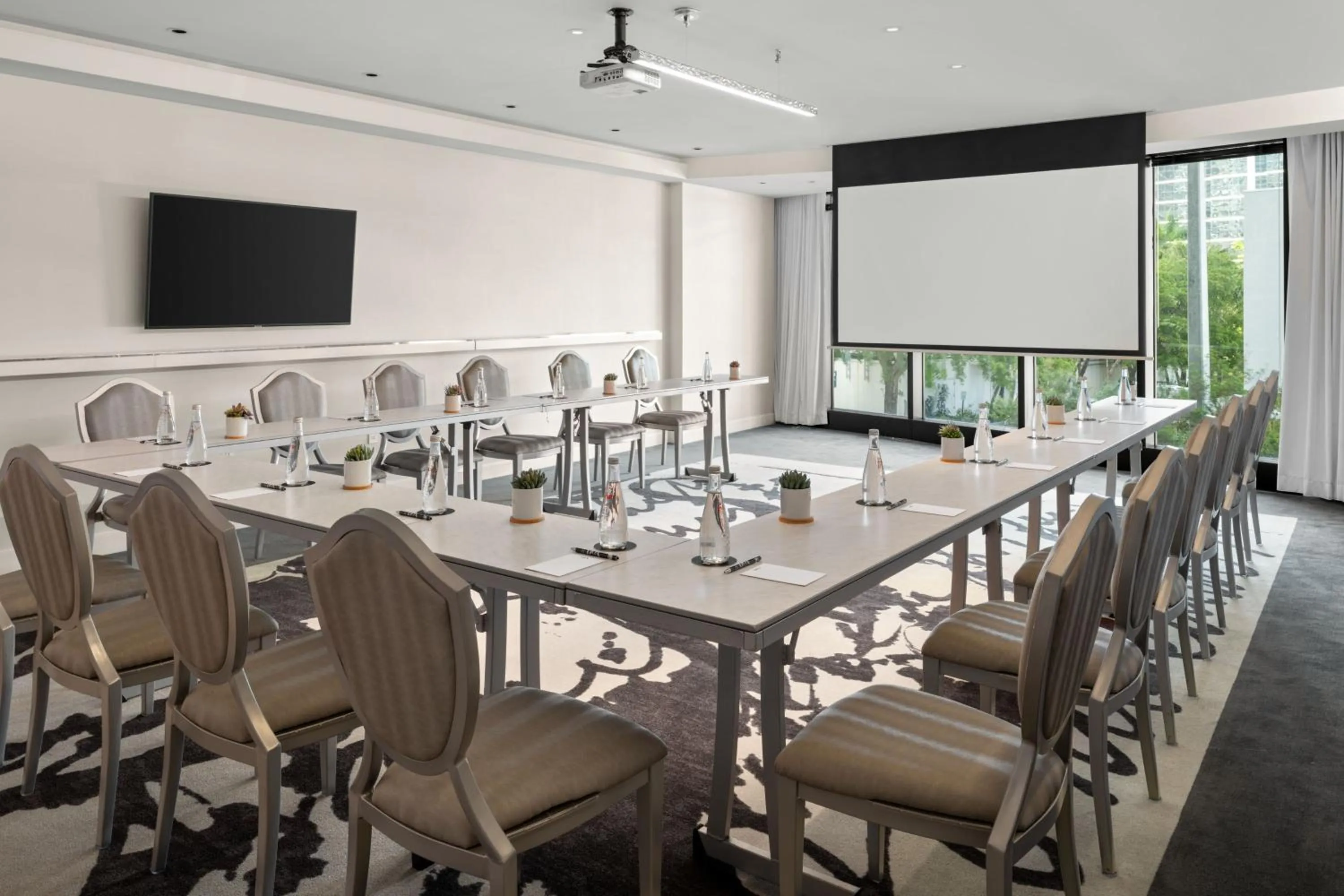 Meeting/conference room in Dua Miami, Autograph Collection