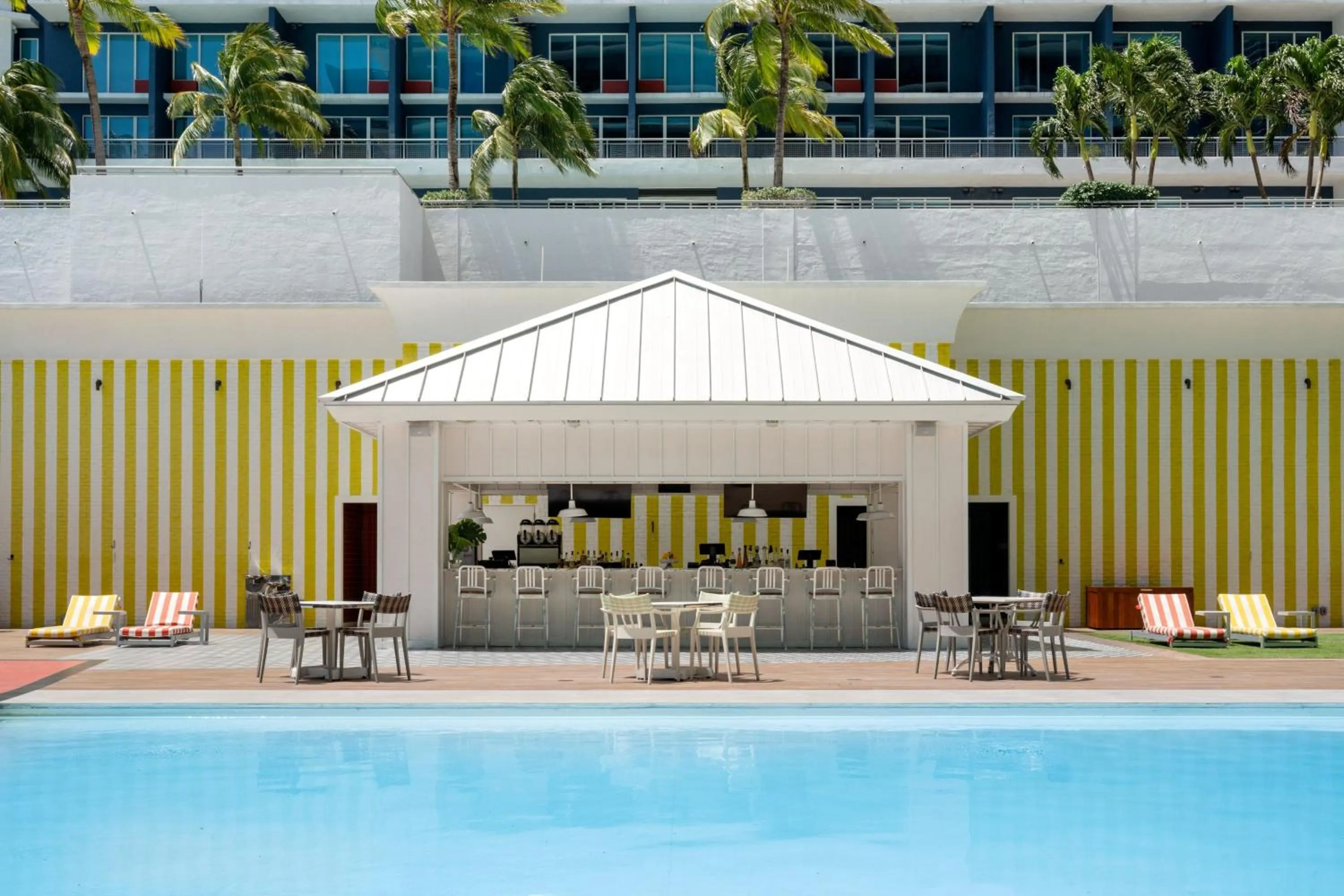Swimming pool in Dua Miami, Autograph Collection