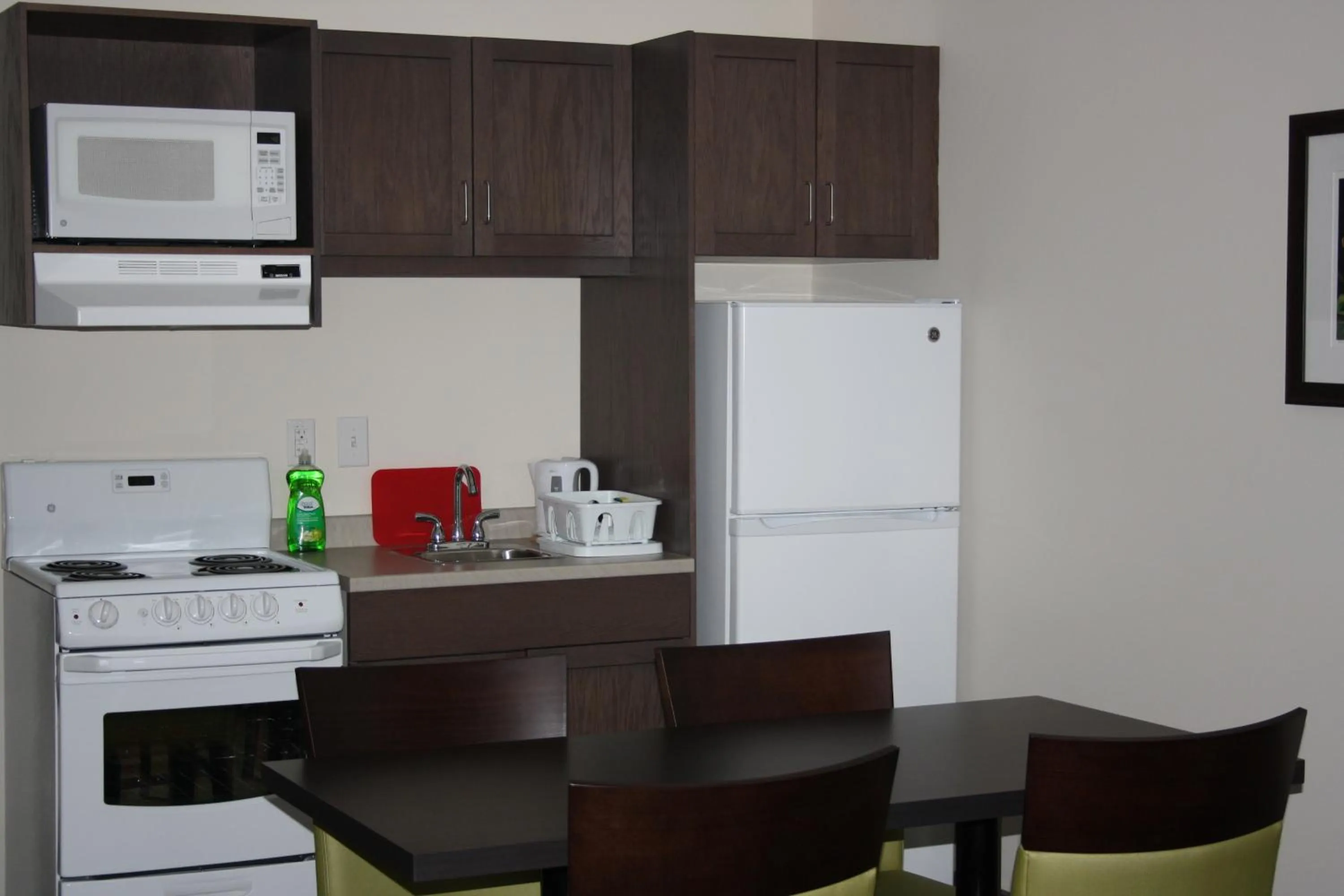 Kitchen or kitchenette in Crossroads Inn & Suites