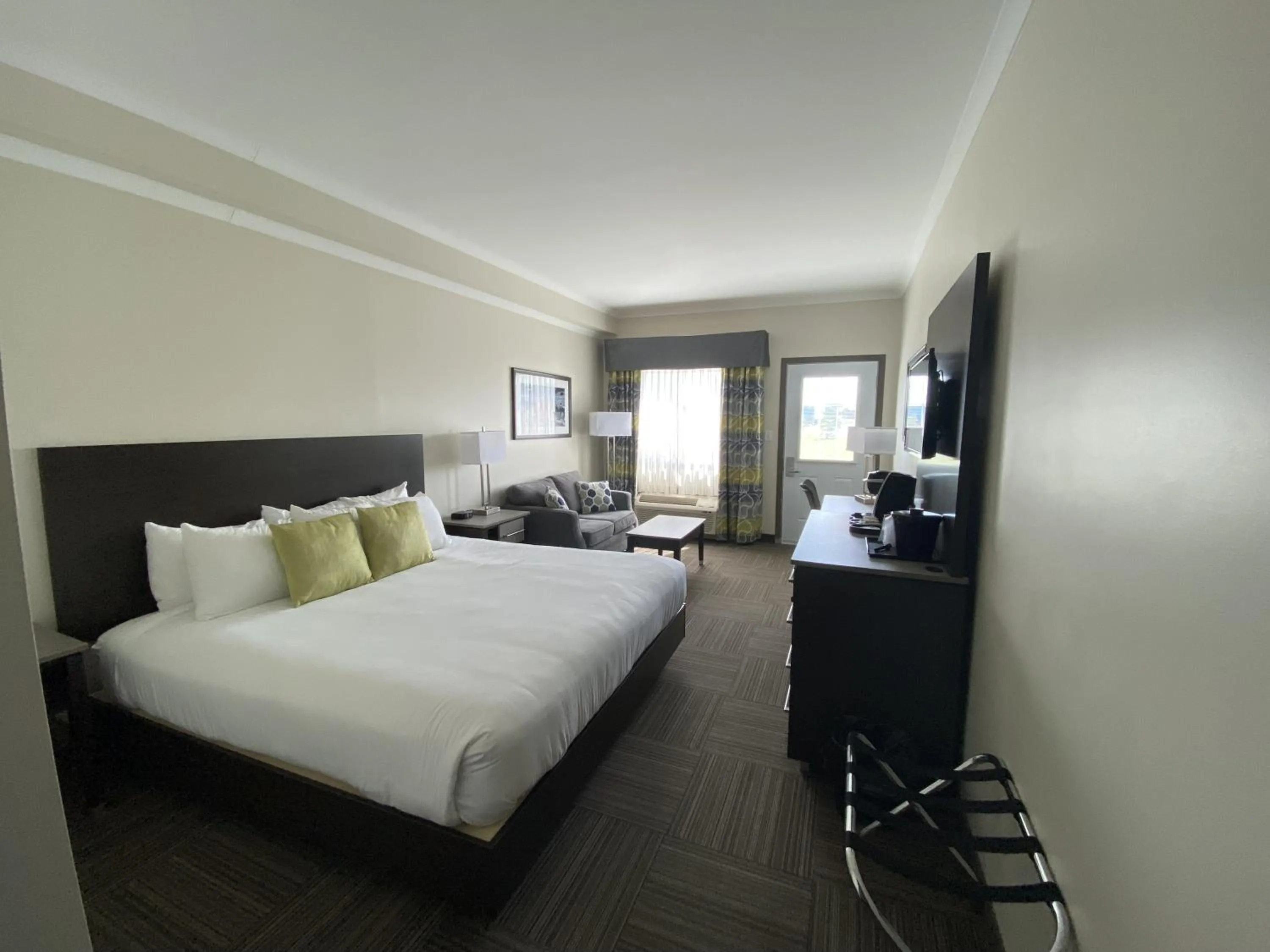 Photo of the whole room, Bed in Crossroads Inn & Suites