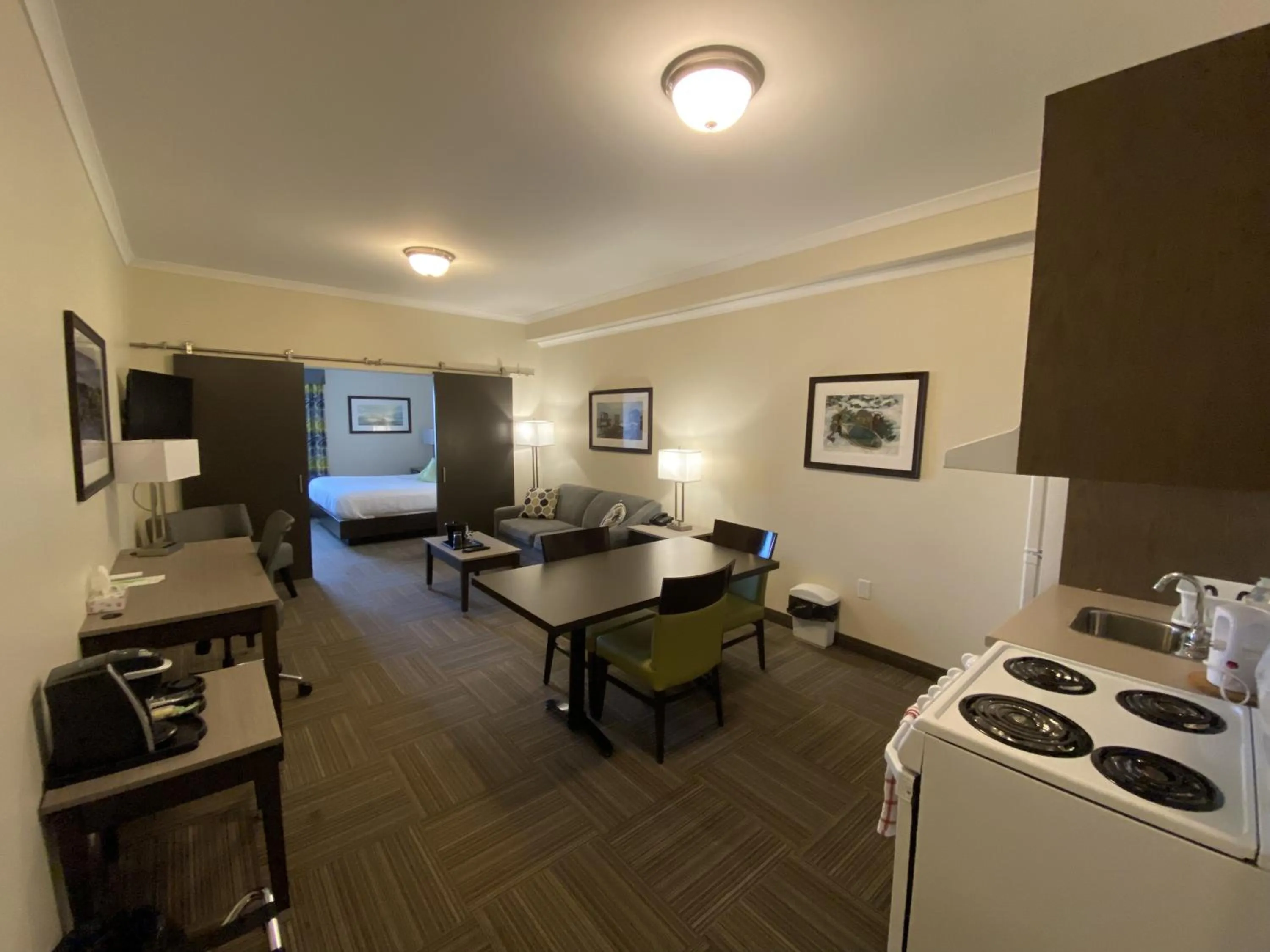 Kitchen or kitchenette in Crossroads Inn & Suites