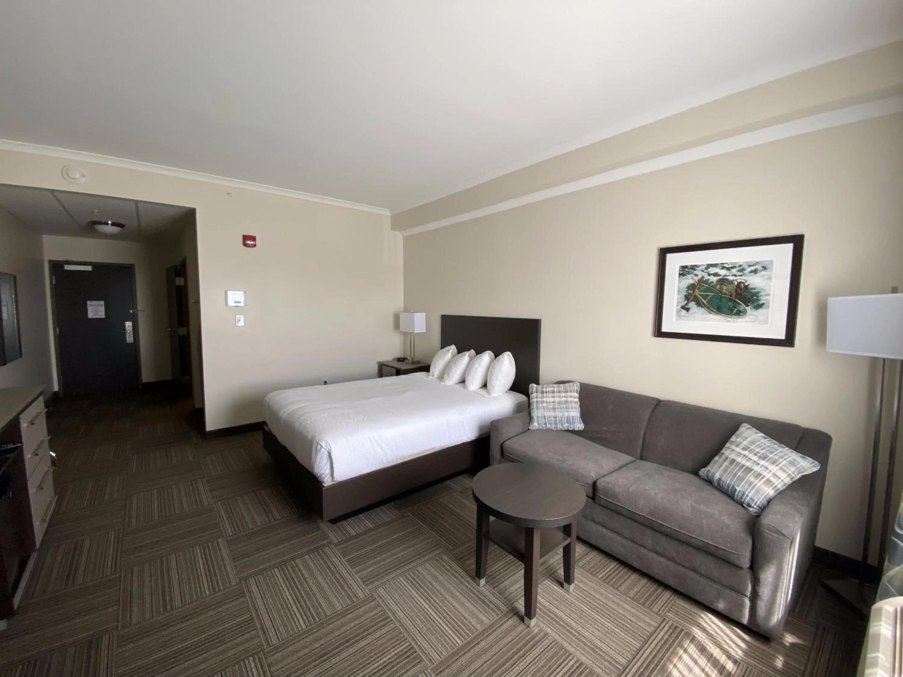 Photo of the whole room, Bed in Crossroads Inn & Suites