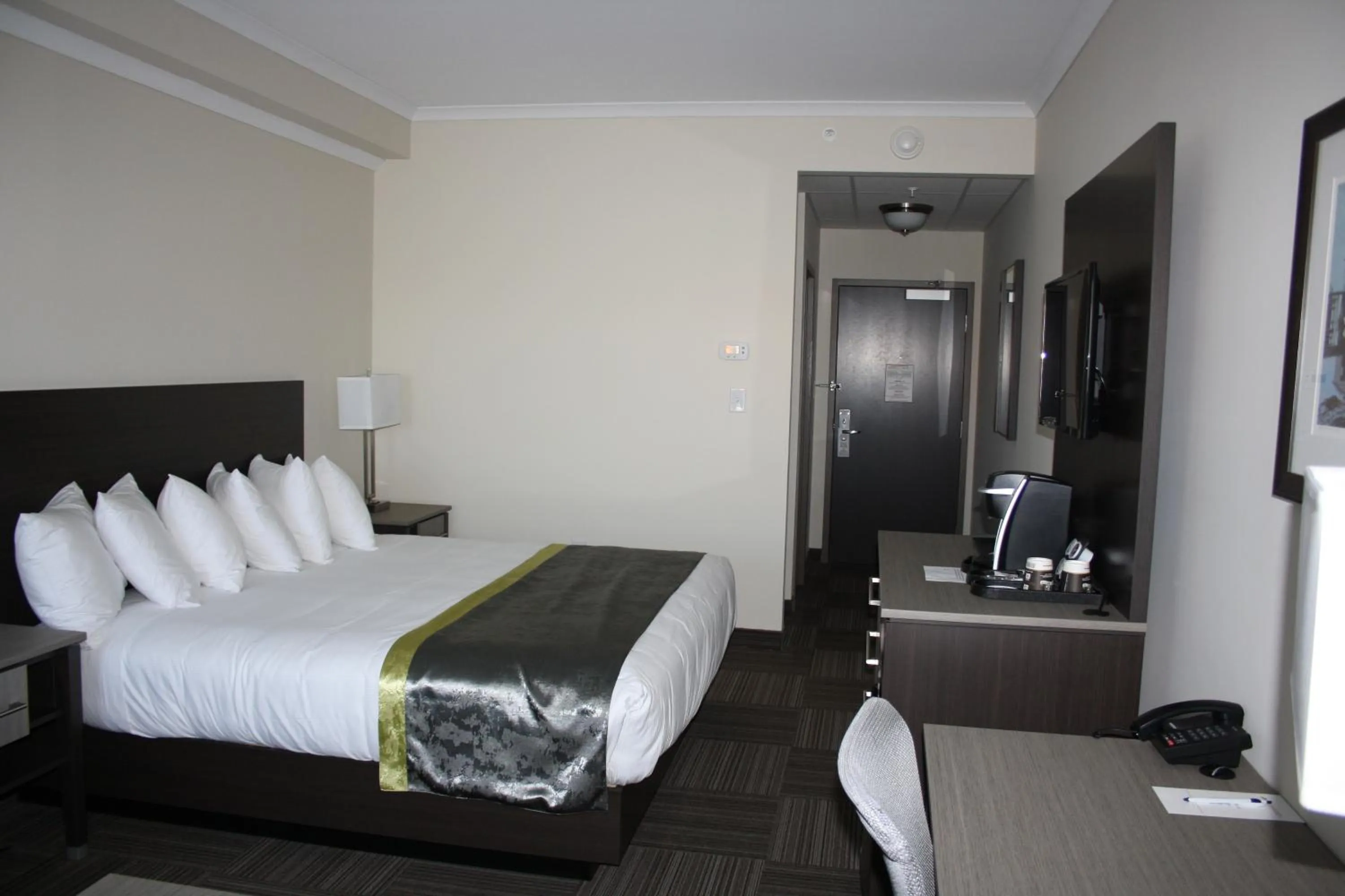 Photo of the whole room, Bed in Crossroads Inn & Suites