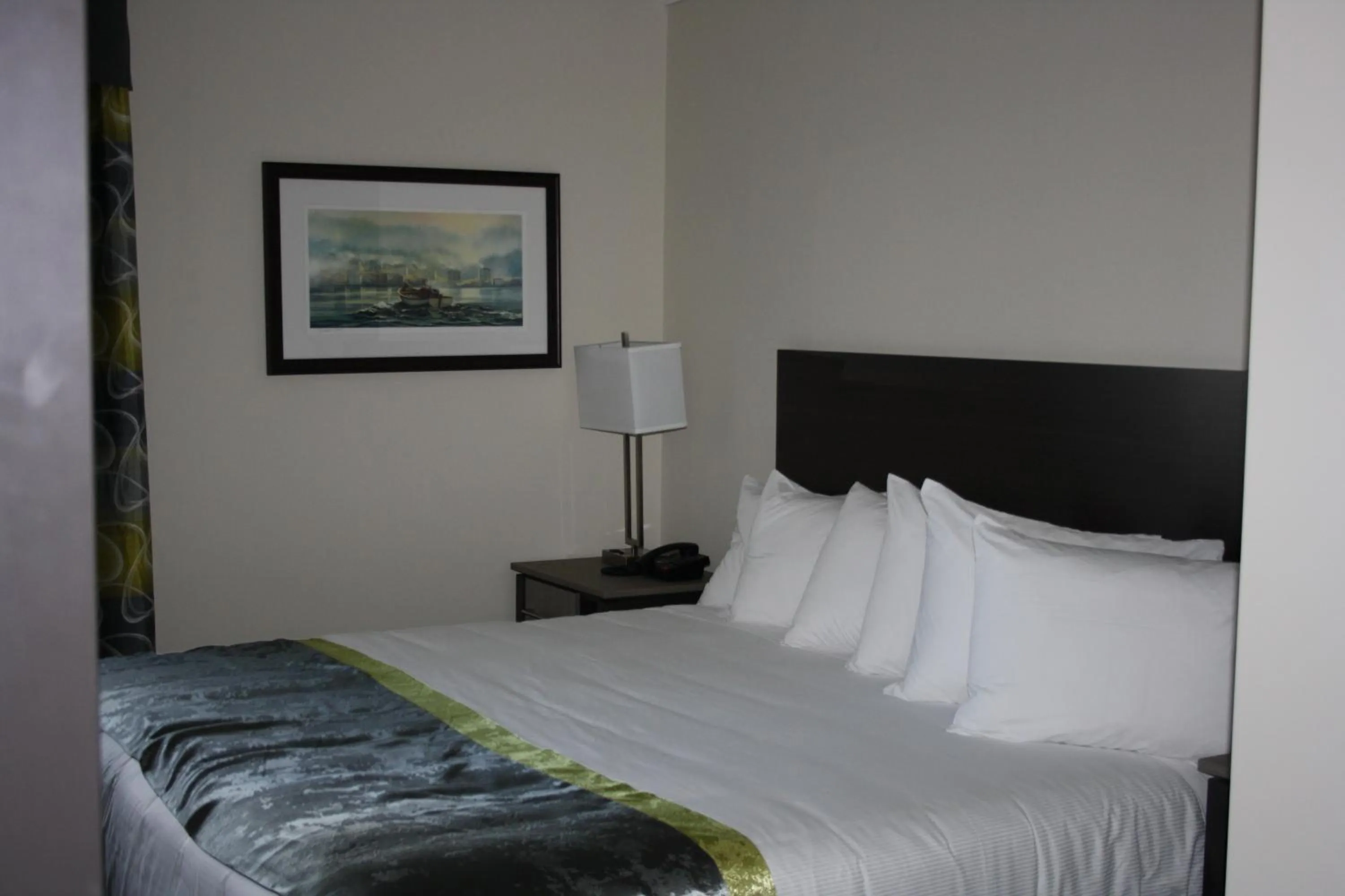 Bed in Crossroads Inn & Suites