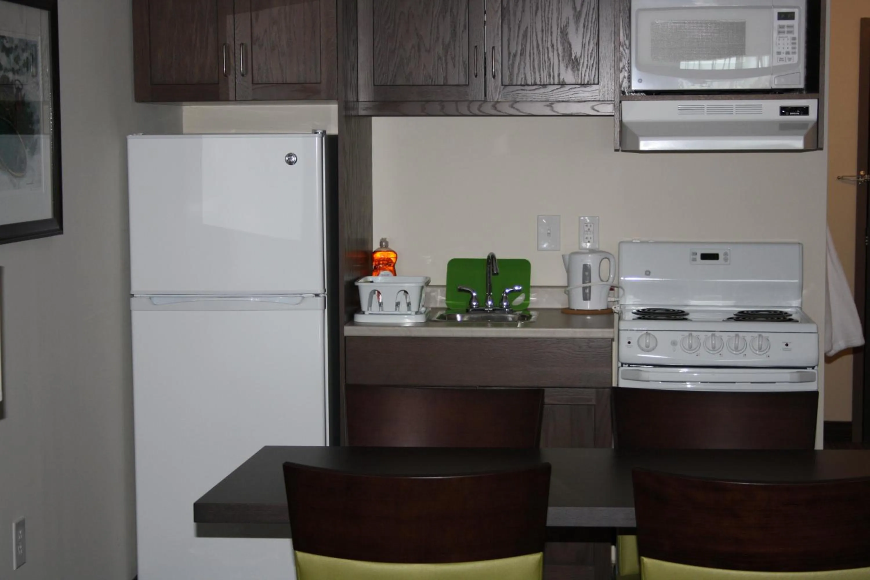 Kitchen or kitchenette in Crossroads Inn & Suites