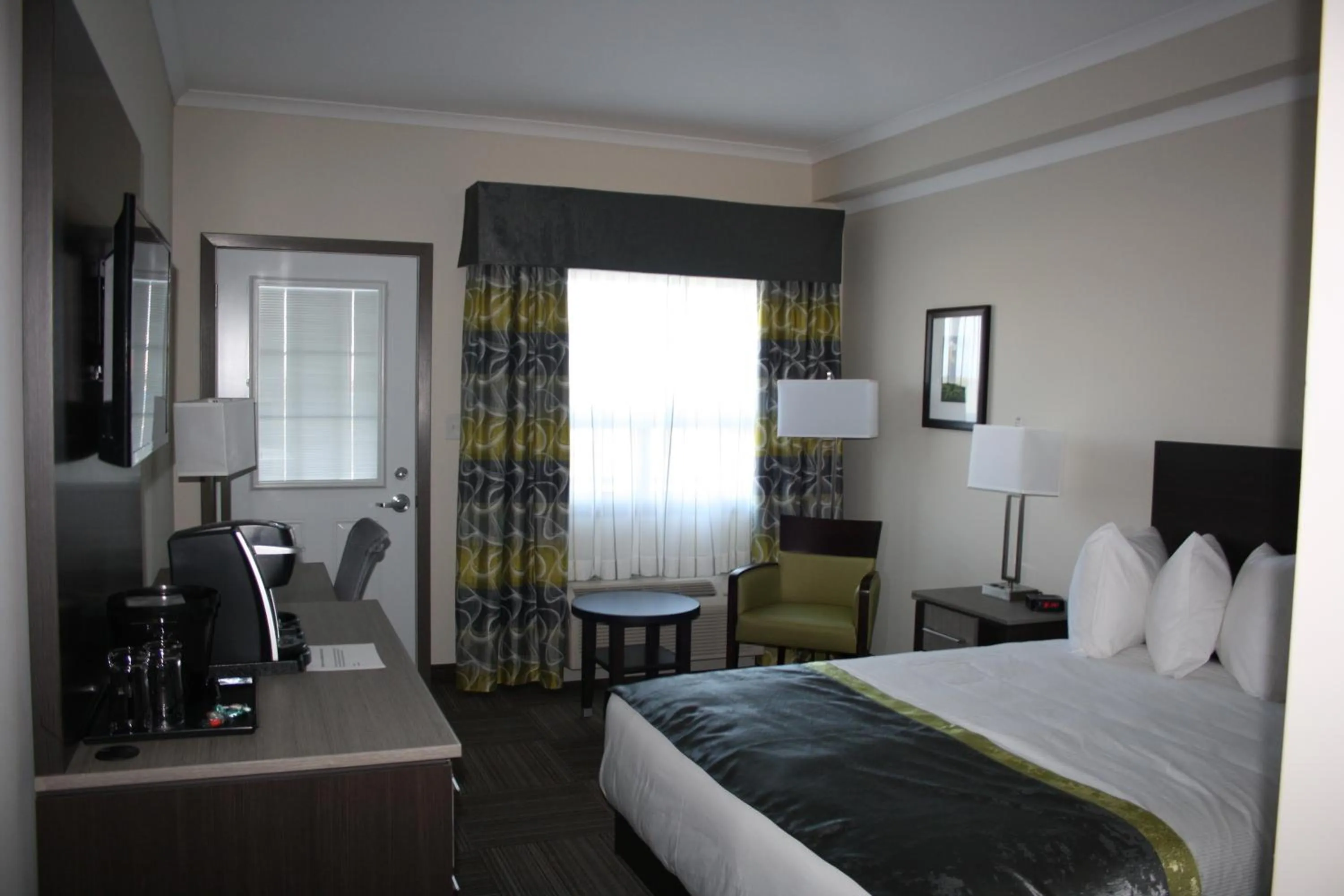 Photo of the whole room, Bed in Crossroads Inn & Suites