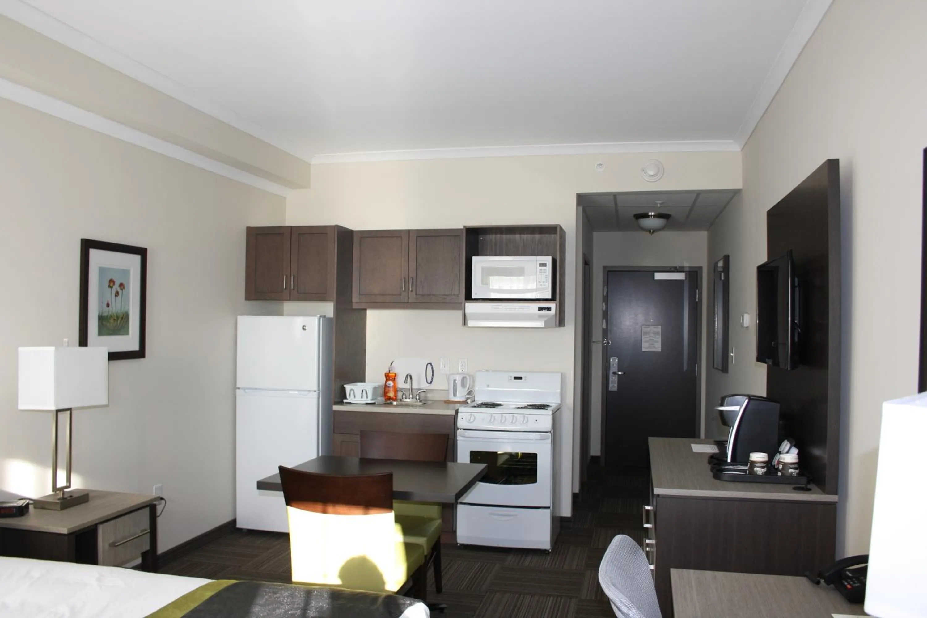 Kitchen or kitchenette in Crossroads Inn & Suites