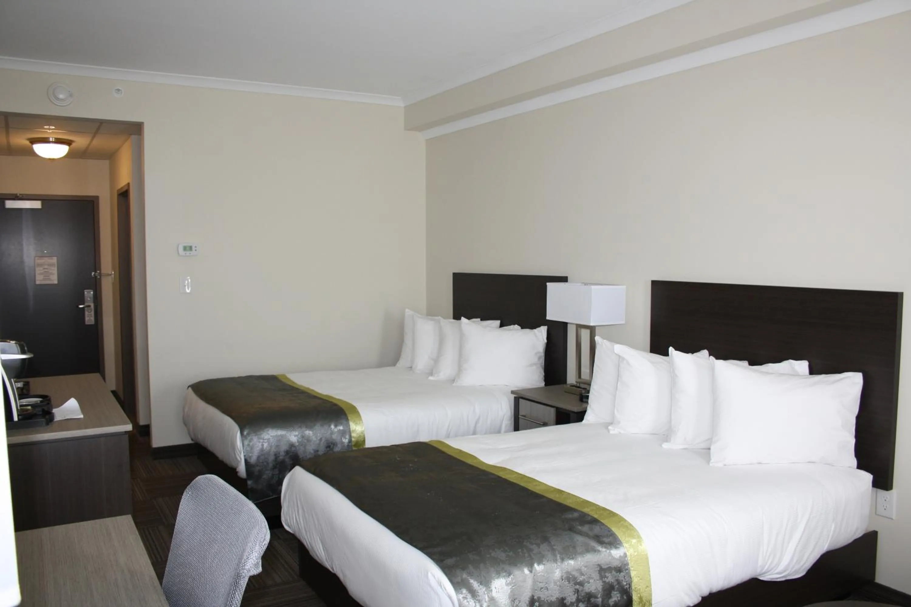 Bed in Crossroads Inn & Suites