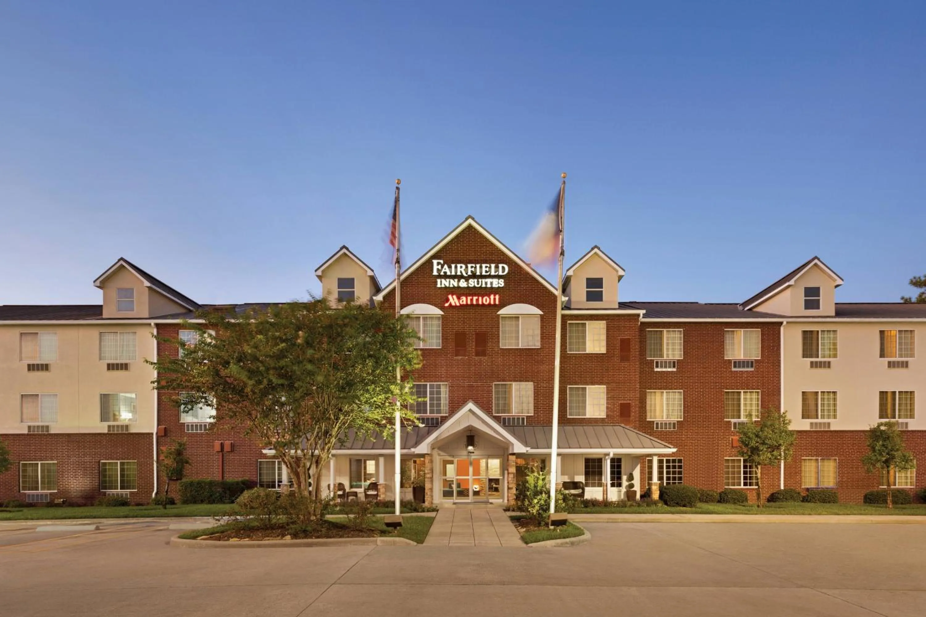 Property building in Fairfield Inn and Suites by Marriott Houston The Woodlands