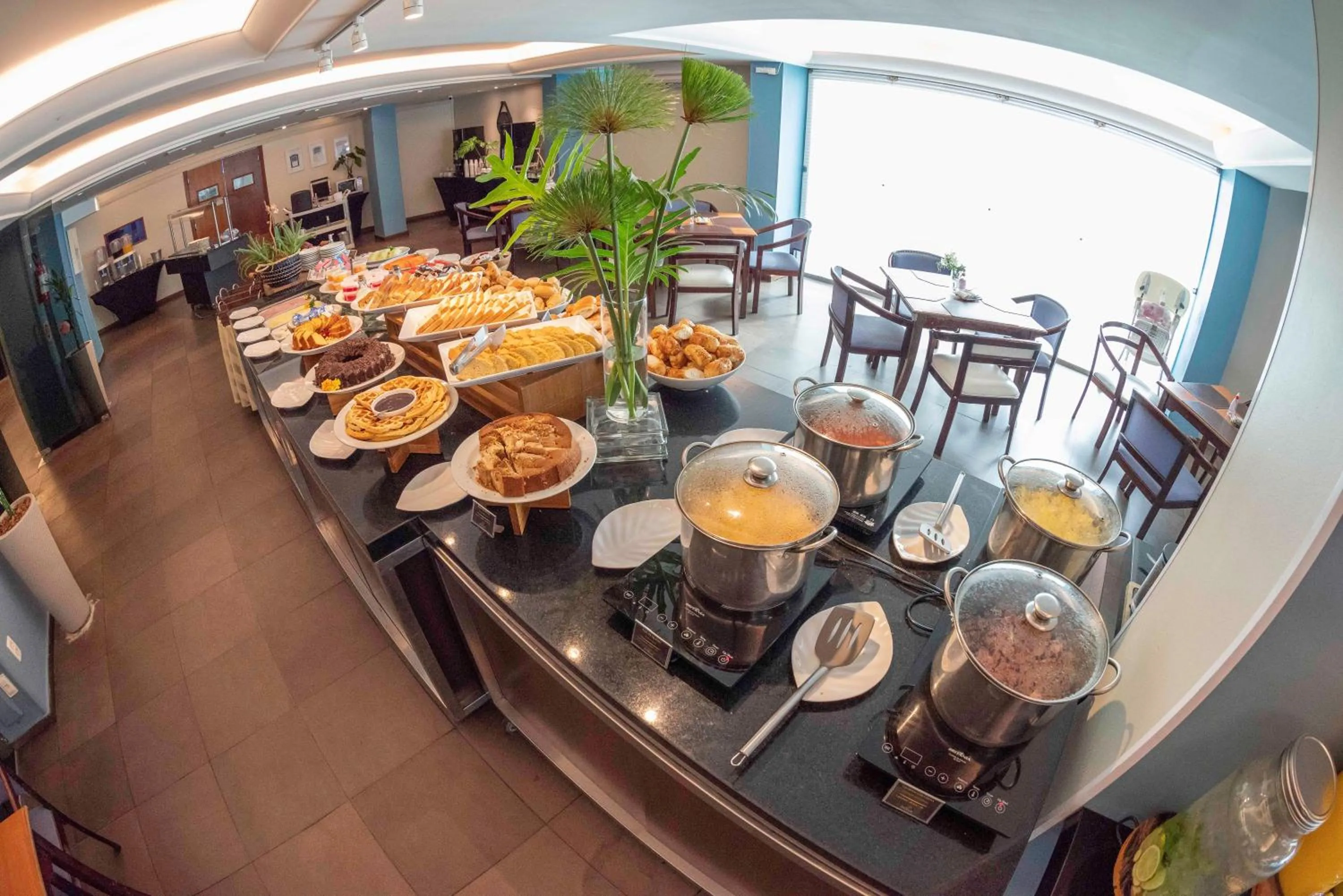 Restaurant/places to eat in Castelmar Hotel