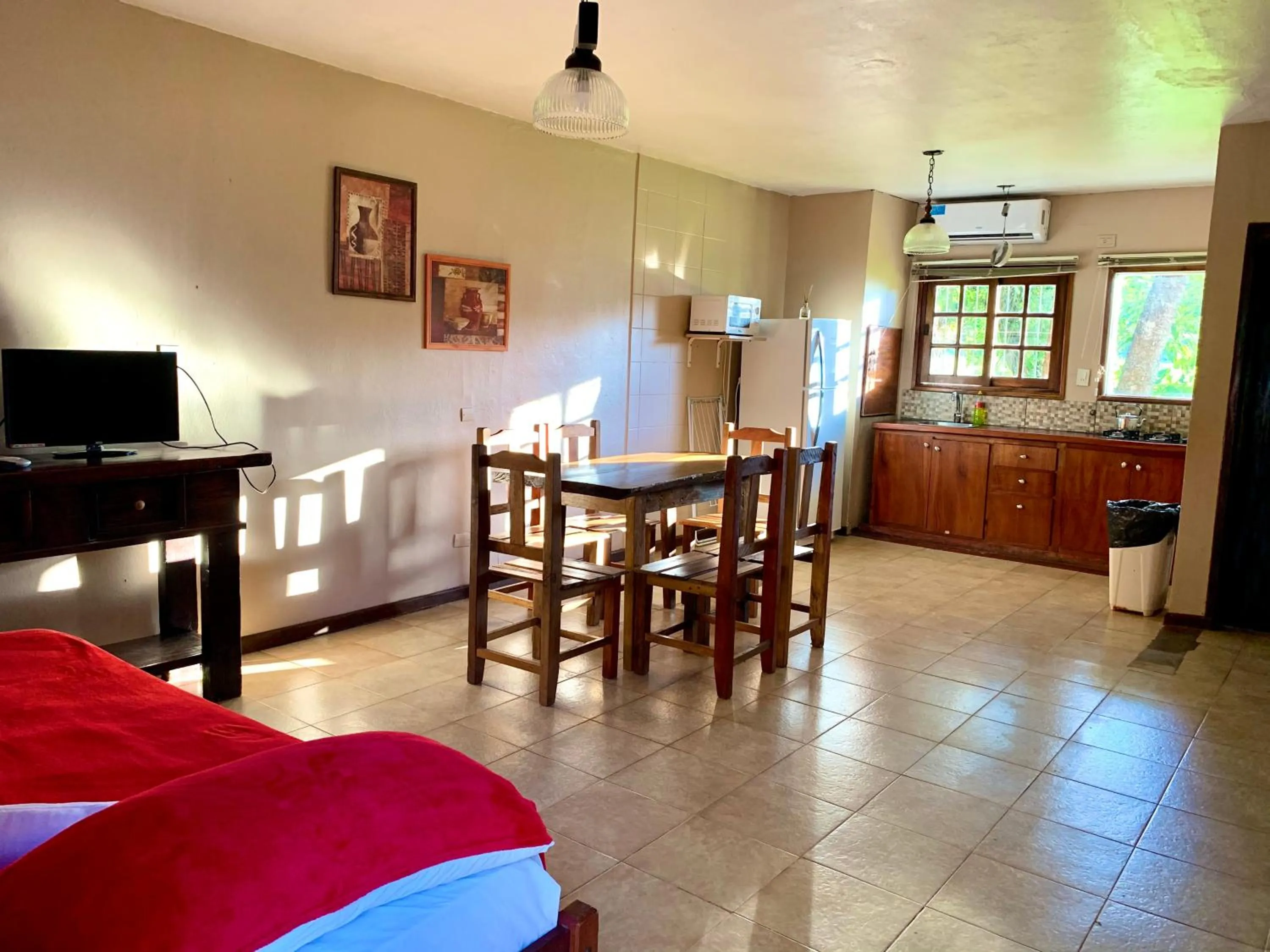 Communal lounge/ TV room in Beer Hotel Iguazú