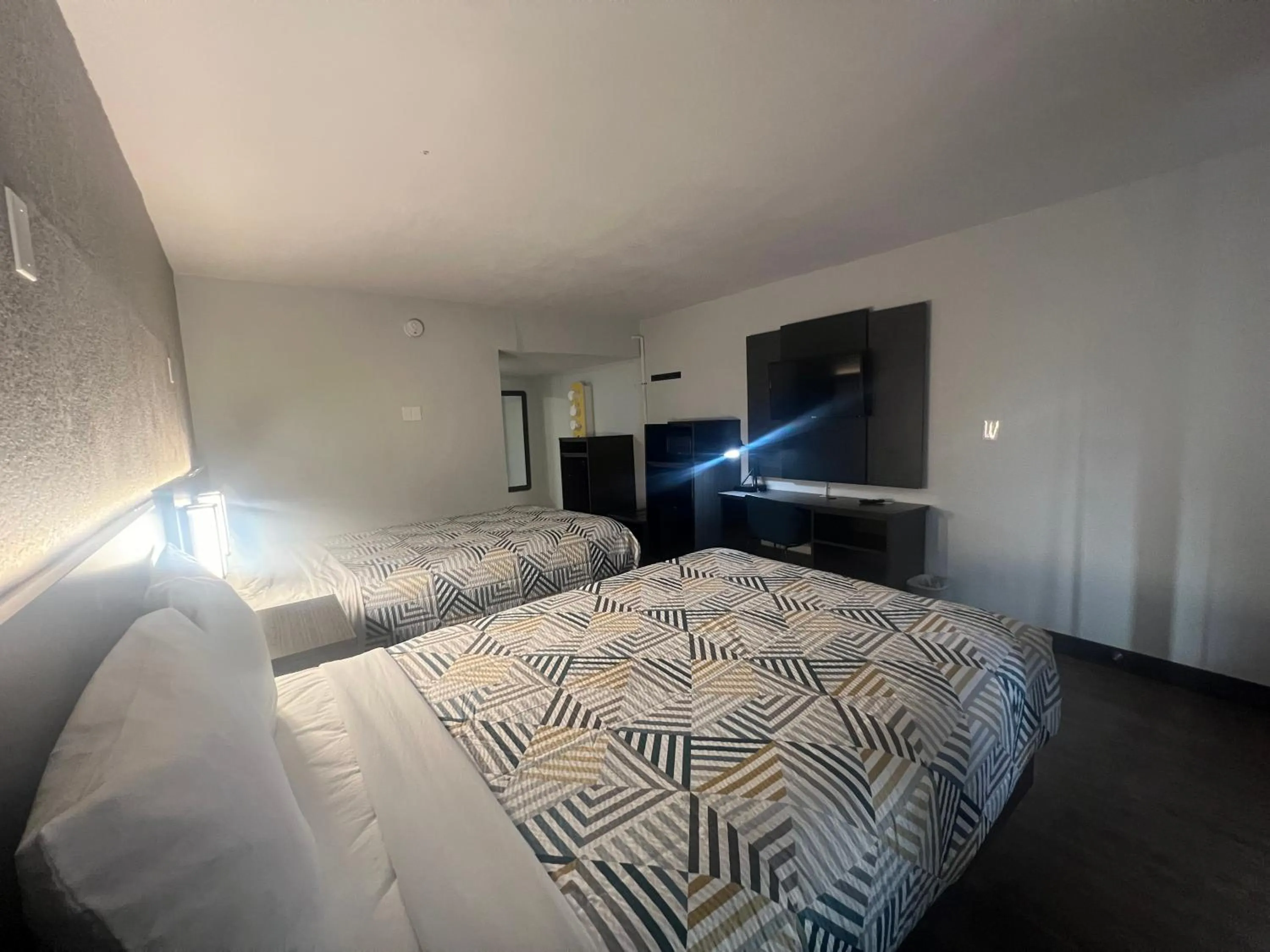 Photo of the whole room, Bed in Motel 6 Glendale Phoenix