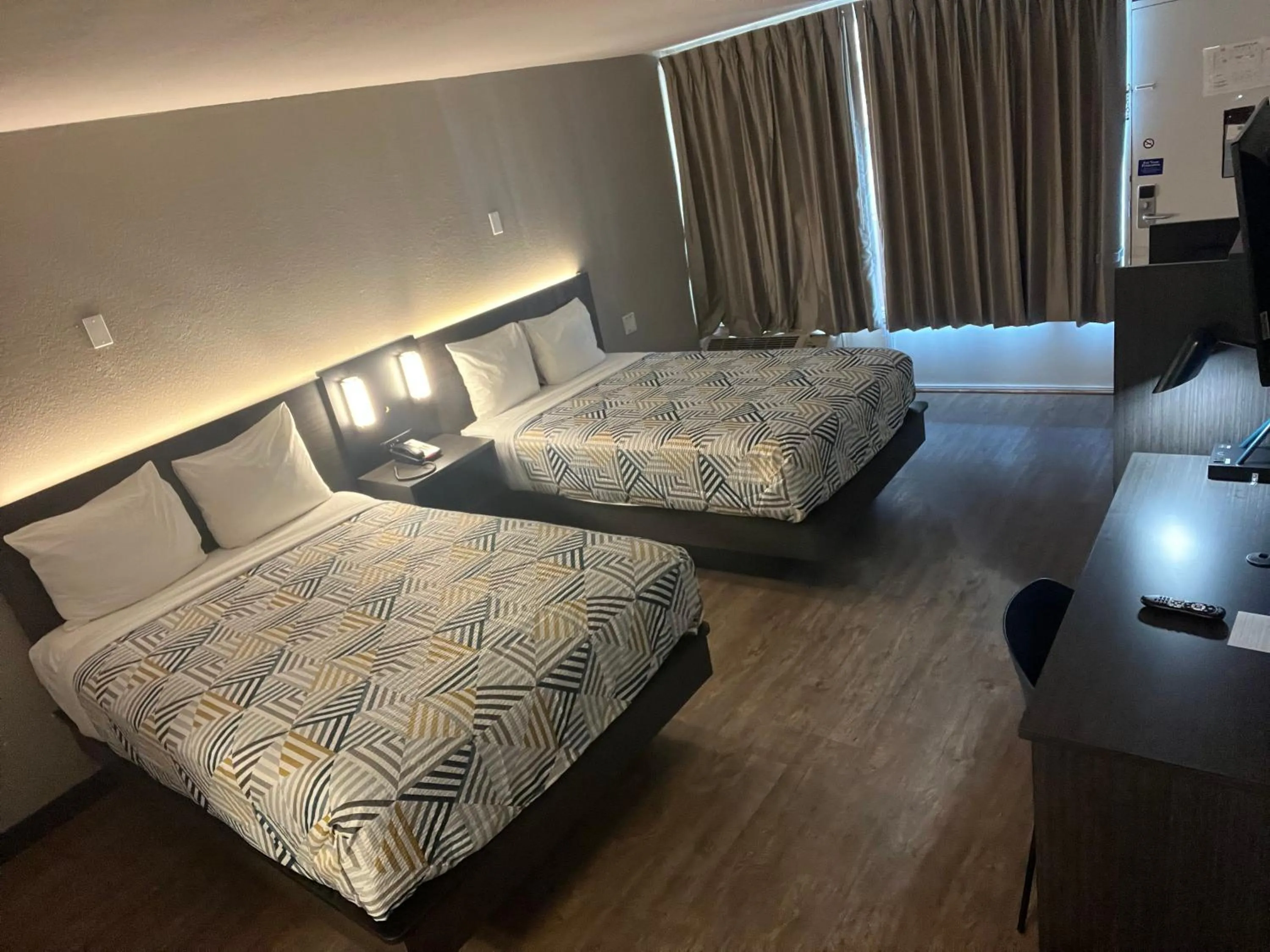 Bed in Motel 6 Glendale Phoenix