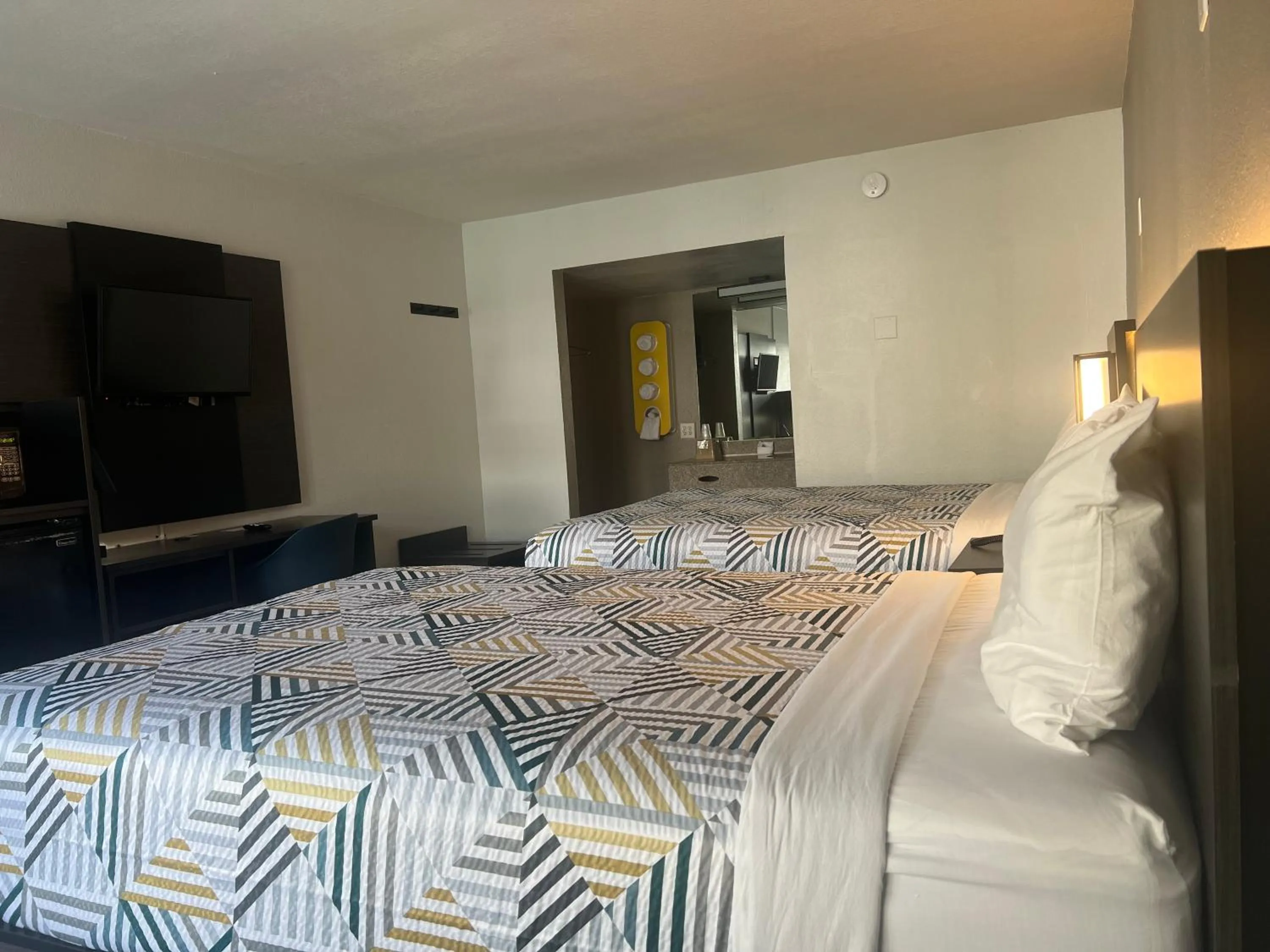 Bed in Motel 6 Glendale Phoenix