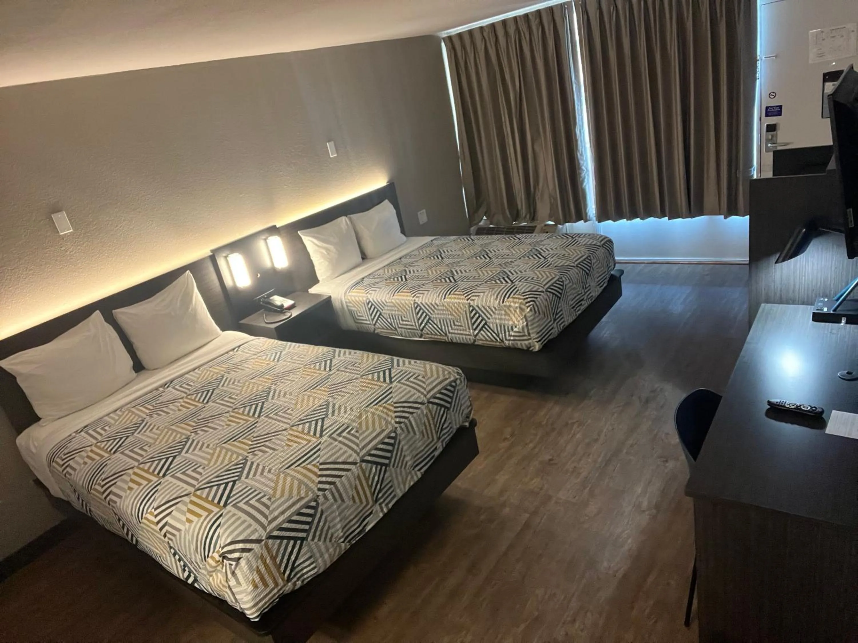 Bed in Motel 6 Glendale Phoenix