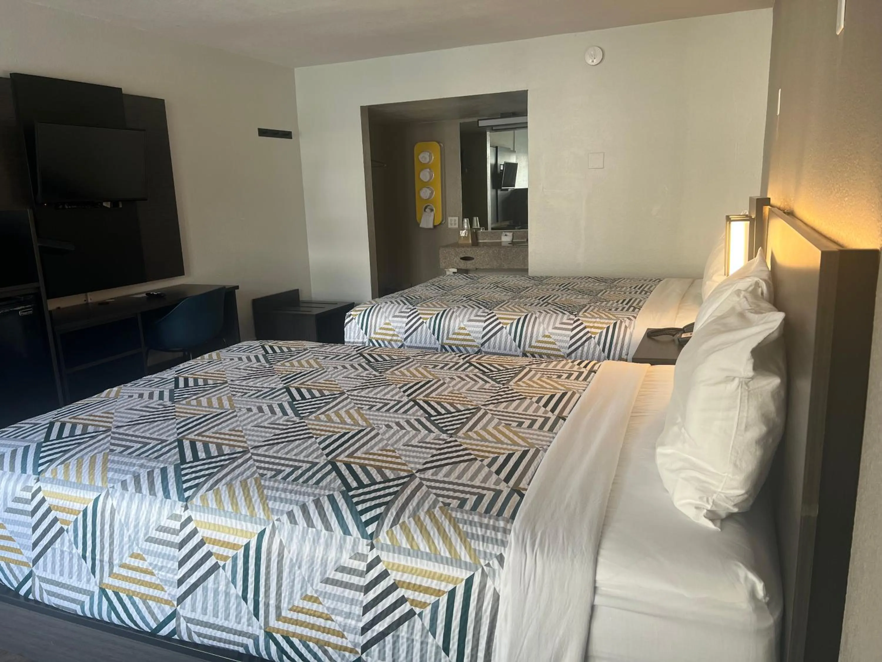 Communal lounge/ TV room, Bed in Motel 6 Glendale Phoenix