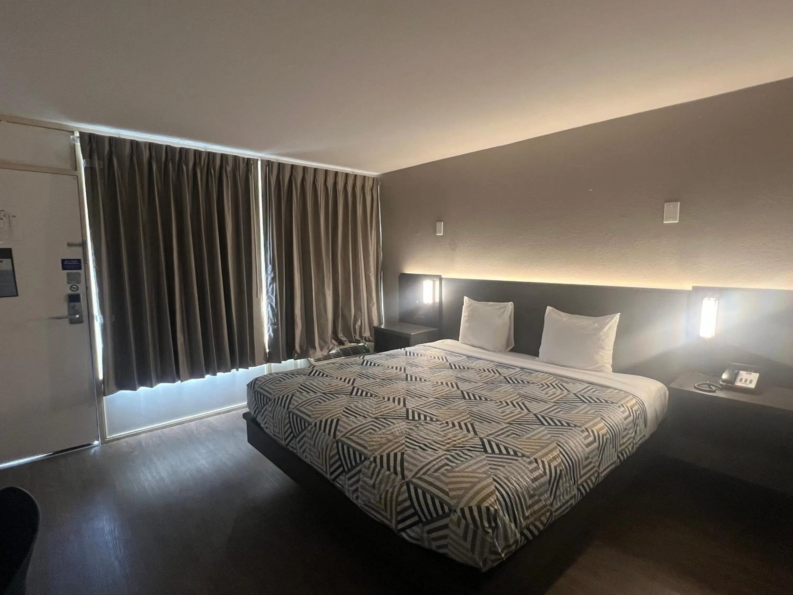 Guests, Bed in Motel 6 Glendale Phoenix