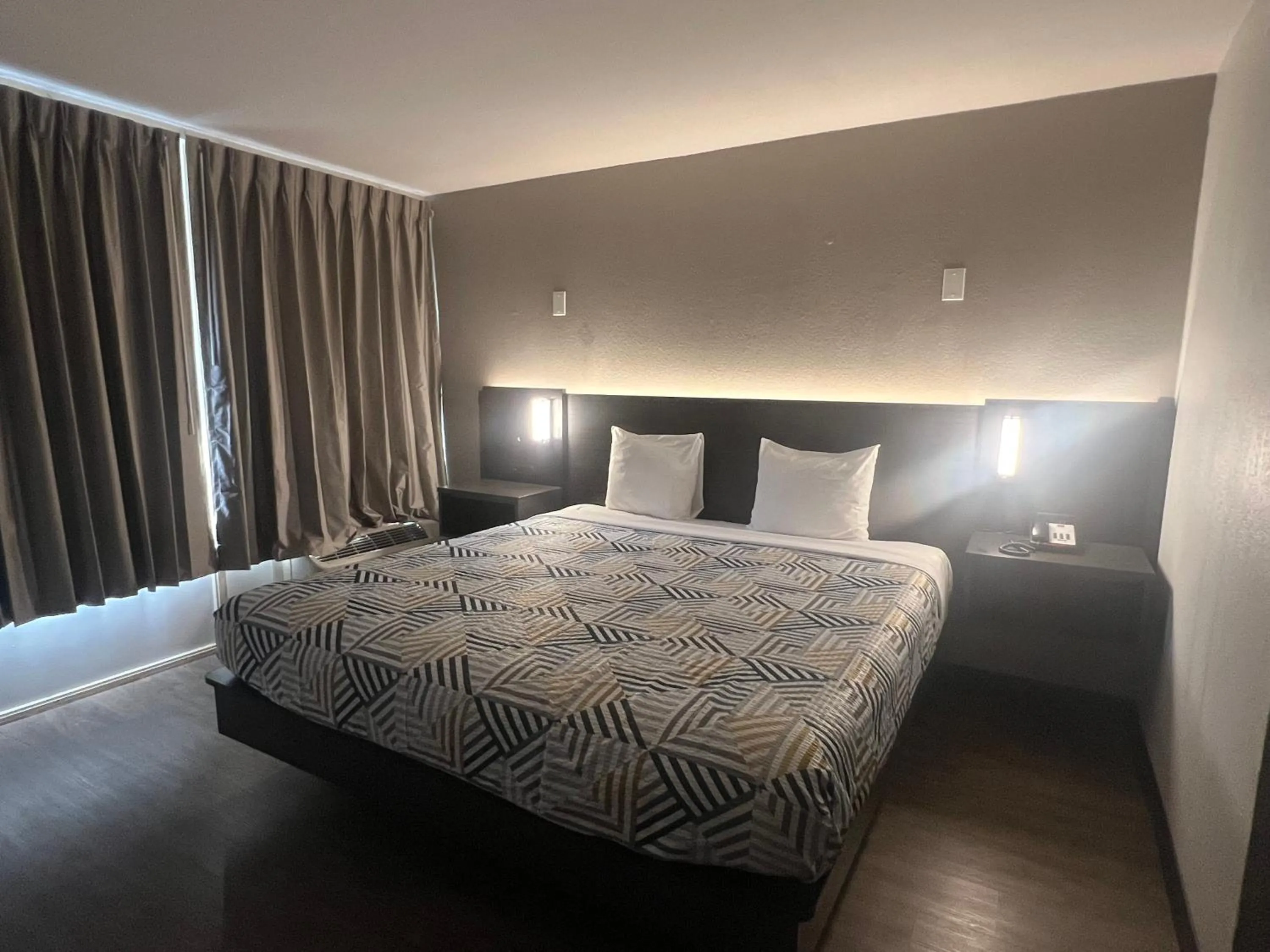 Bed in Motel 6 Glendale Phoenix