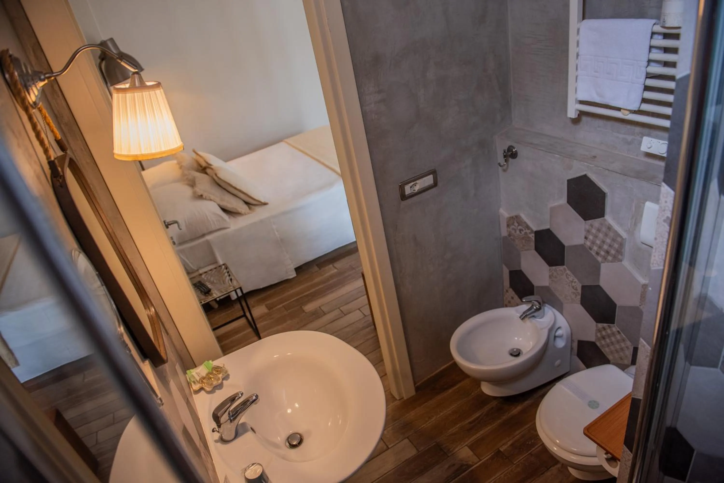 Bathroom, Bed in Fra Diavolo