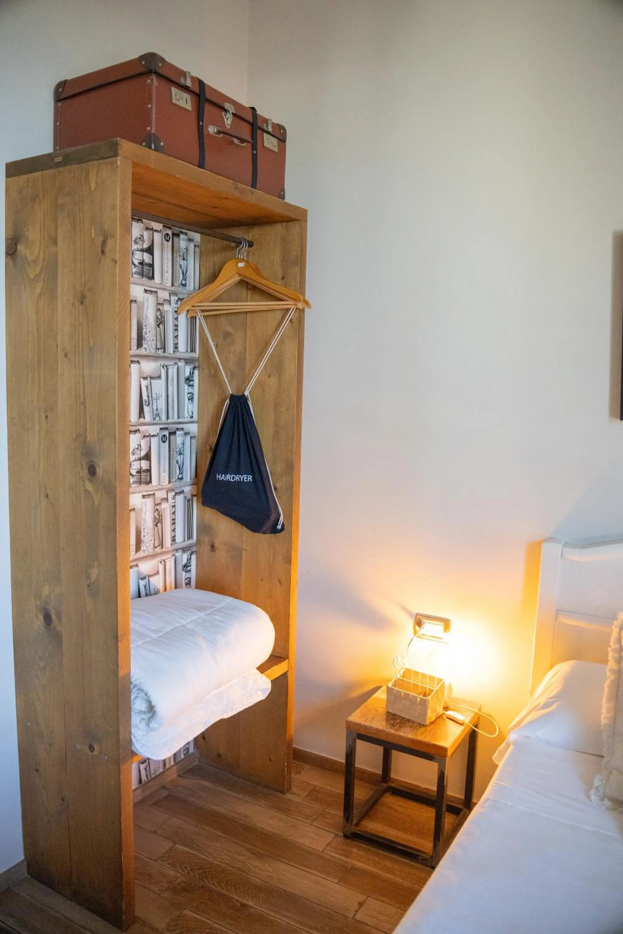 wardrobe, Bed in Fra Diavolo