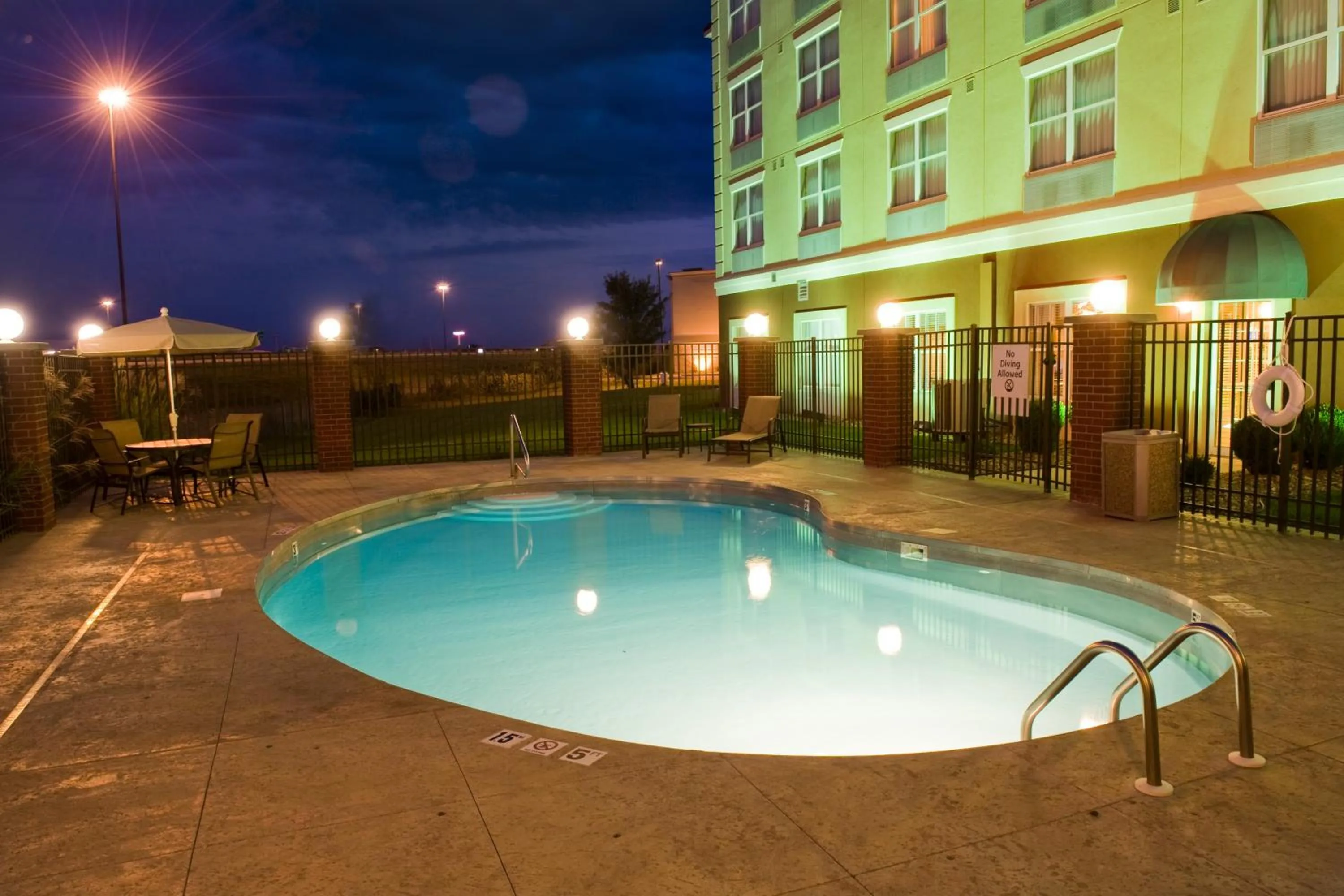 Swimming pool in Country Inn & Suites by Radisson, Evansville, IN