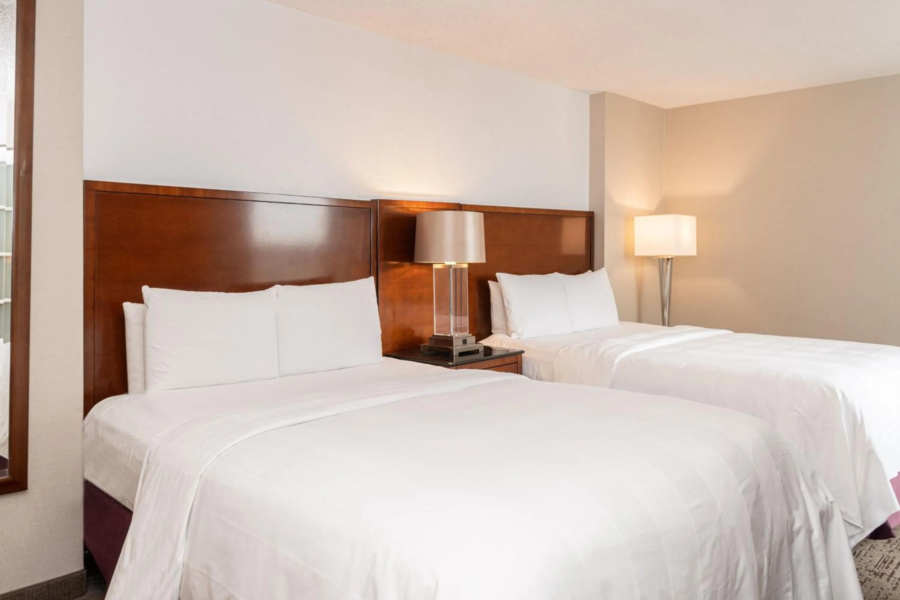 Photo of the whole room, Bed in Chicago Marriott Suites Deerfield