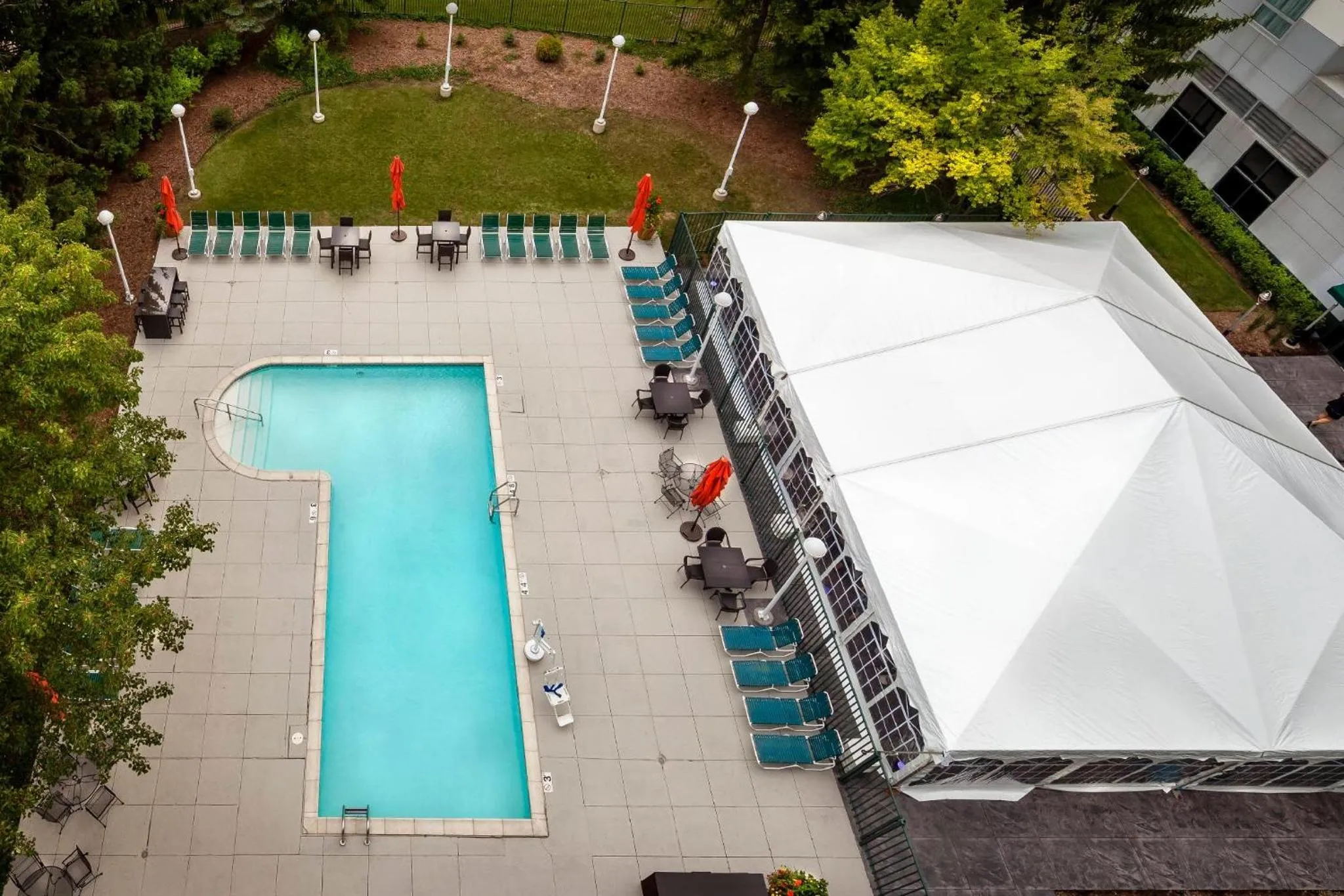 Swimming pool in Chicago Marriott Suites Deerfield