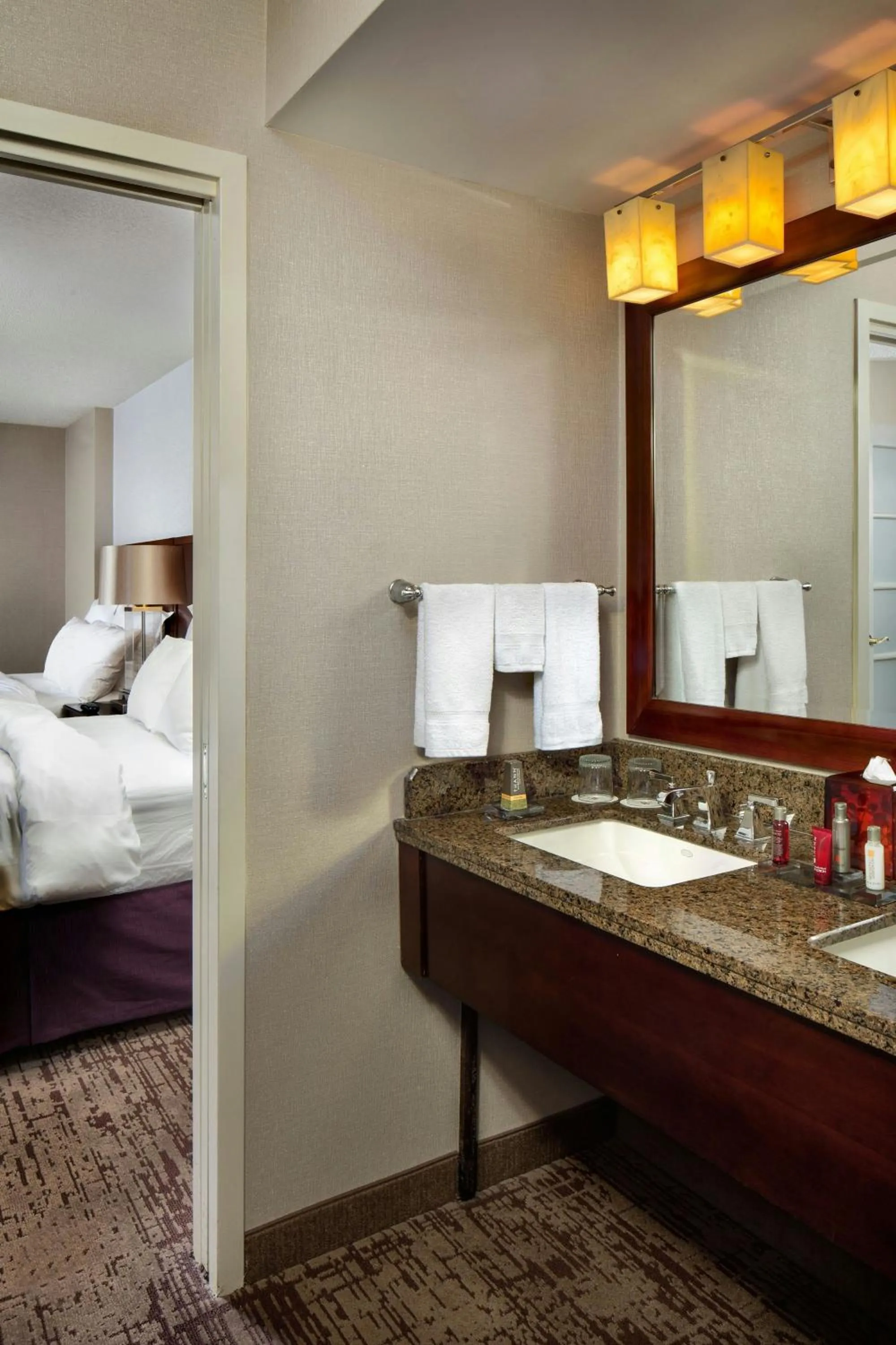 Bathroom, Bed in Chicago Marriott Suites Deerfield