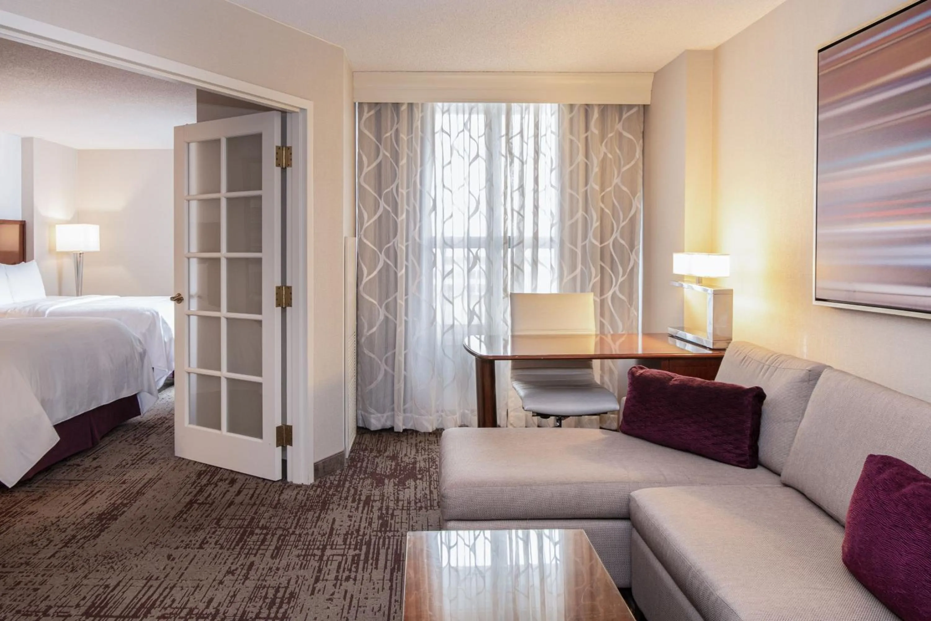 Photo of the whole room, Bed in Chicago Marriott Suites Deerfield