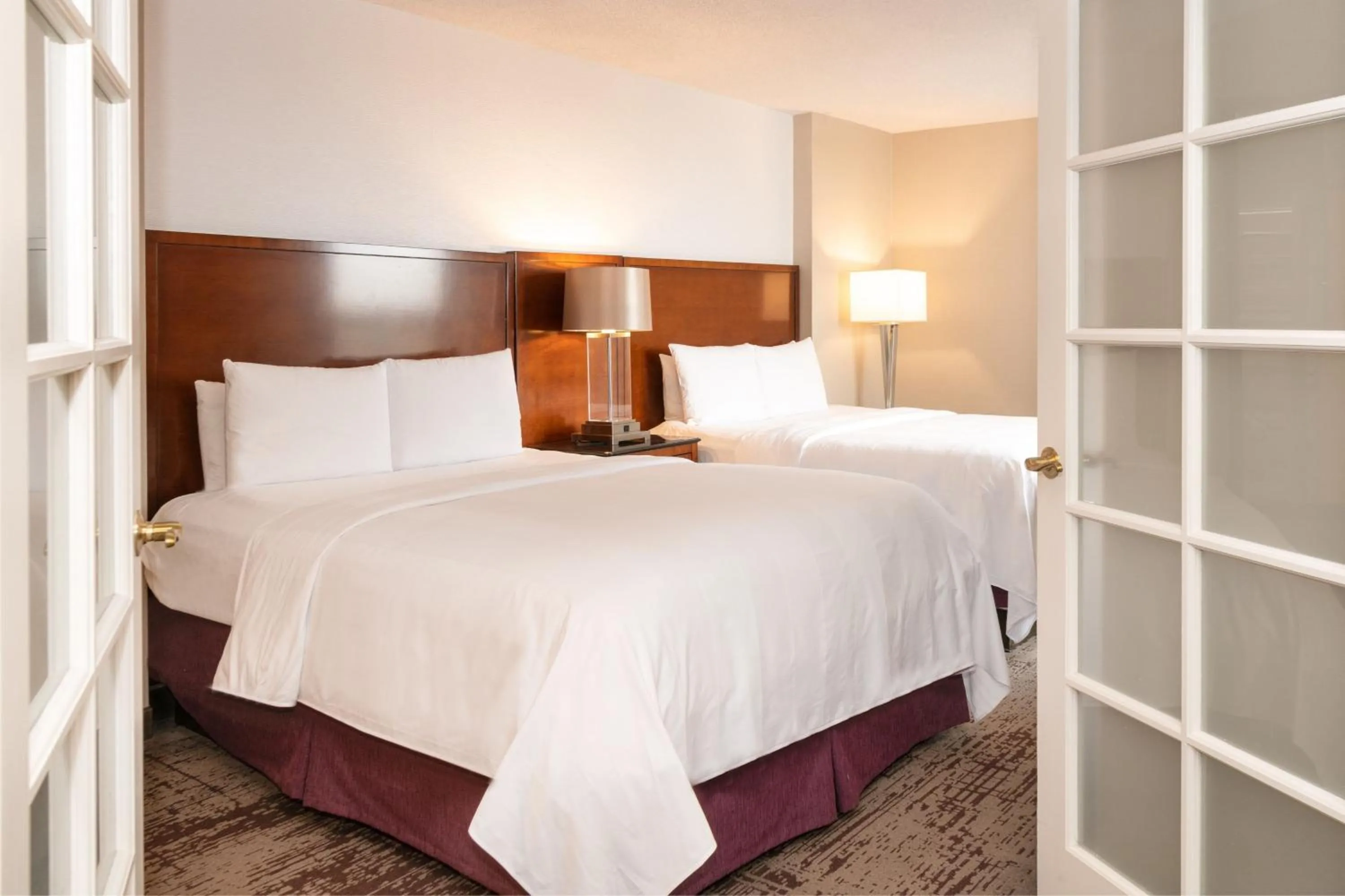 Photo of the whole room, Bed in Chicago Marriott Suites Deerfield