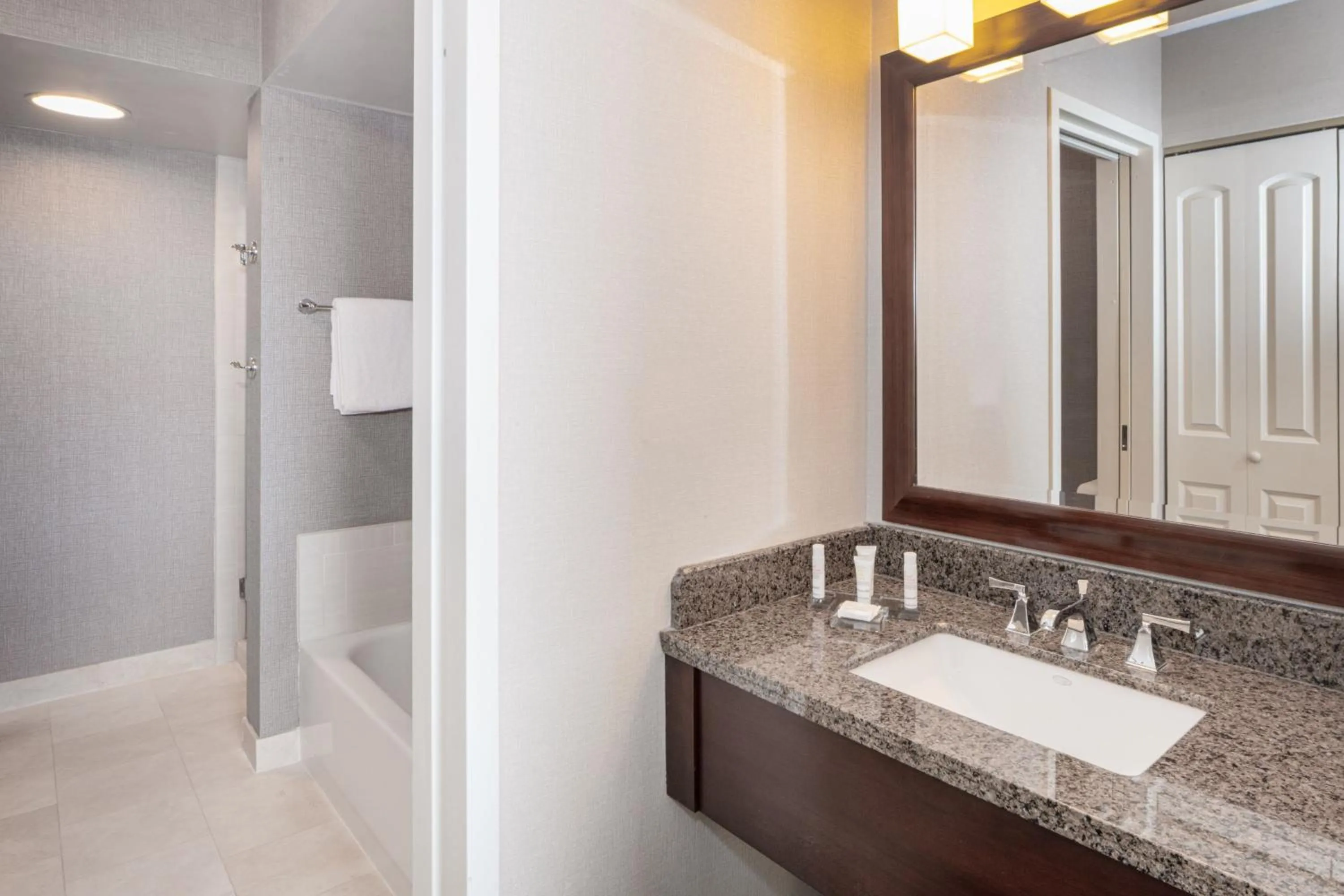 Bathroom in Chicago Marriott Suites Deerfield