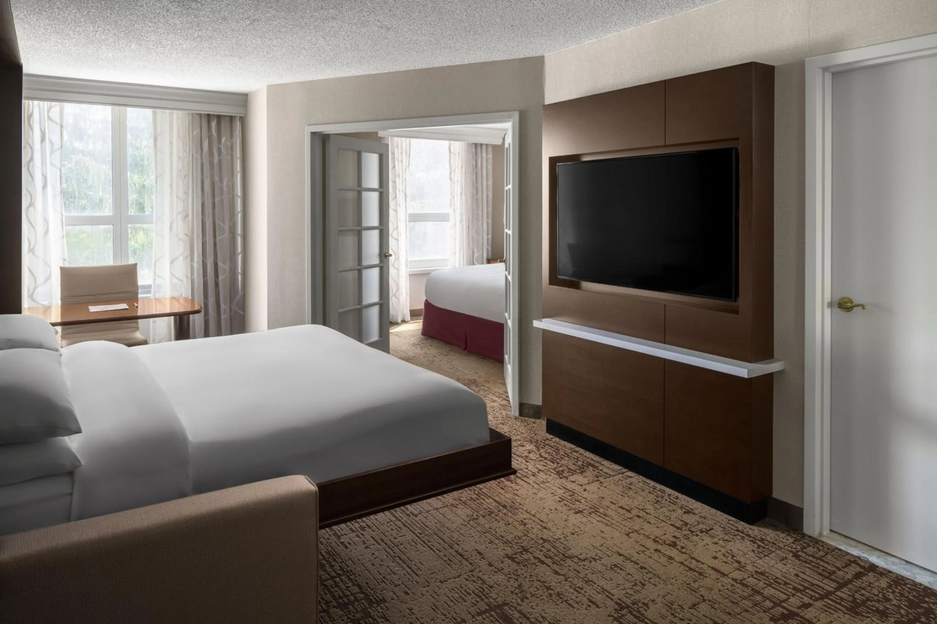 Photo of the whole room, Bed in Chicago Marriott Suites Deerfield