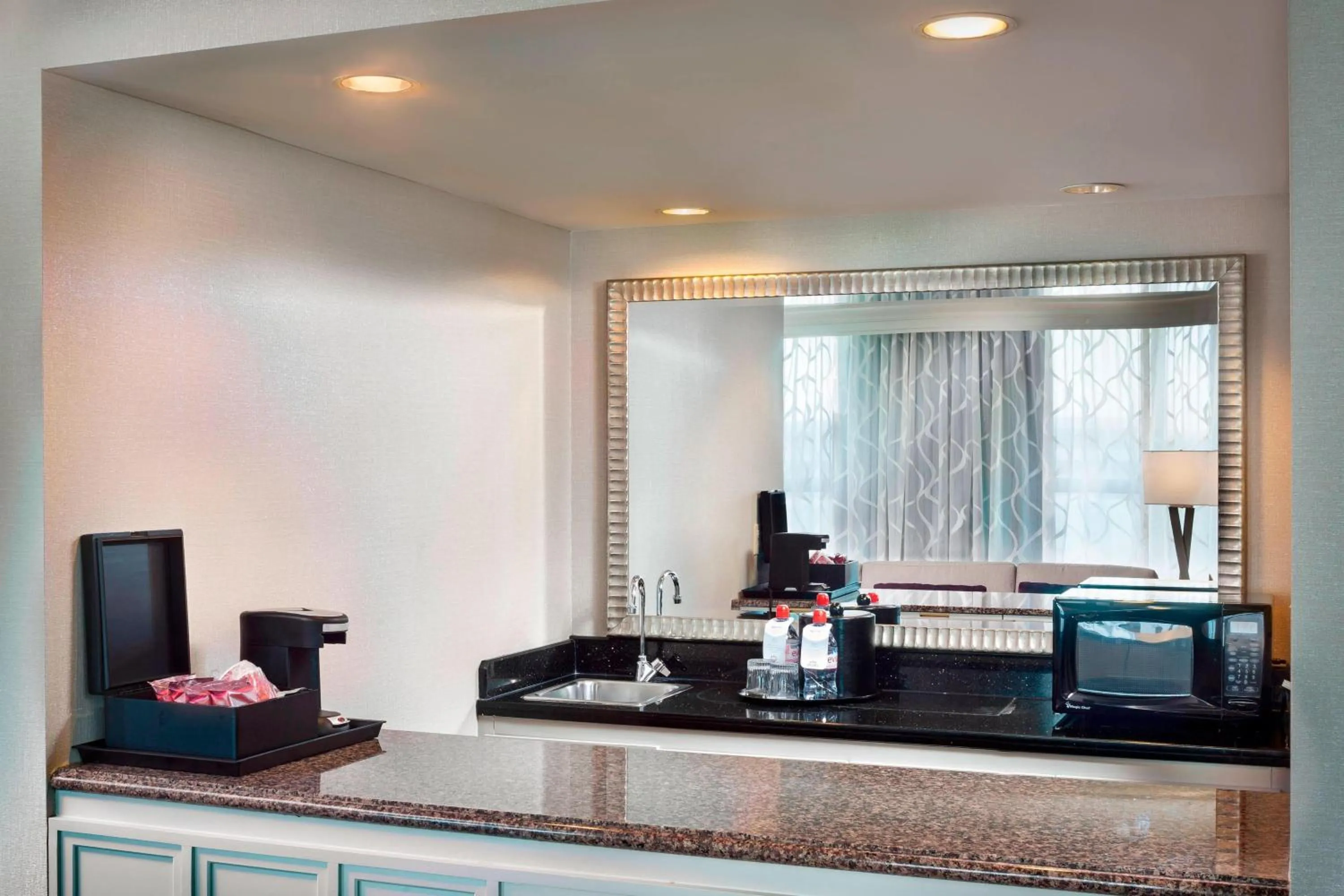 Photo of the whole room in Chicago Marriott Suites Deerfield