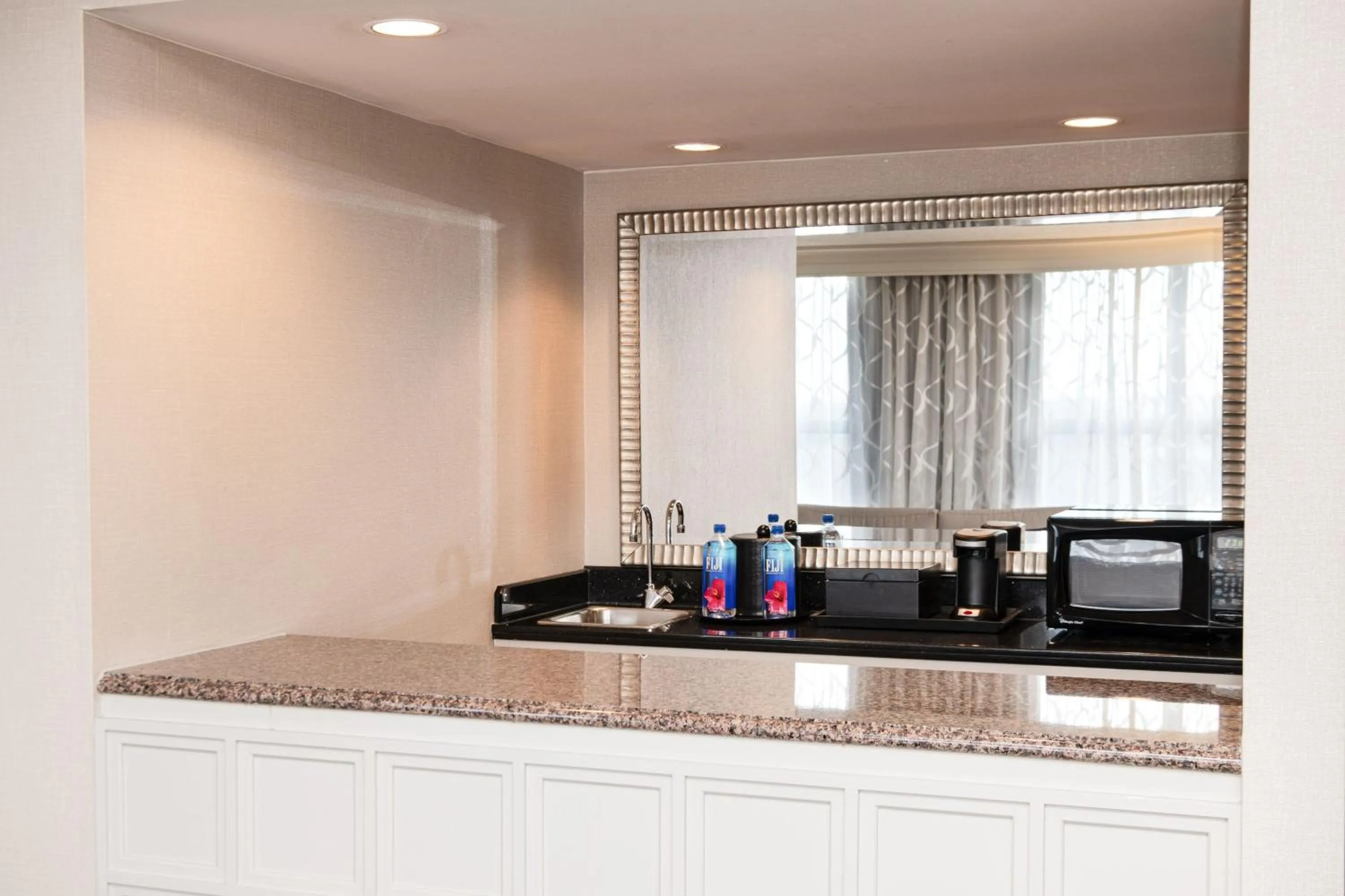 Photo of the whole room in Chicago Marriott Suites Deerfield