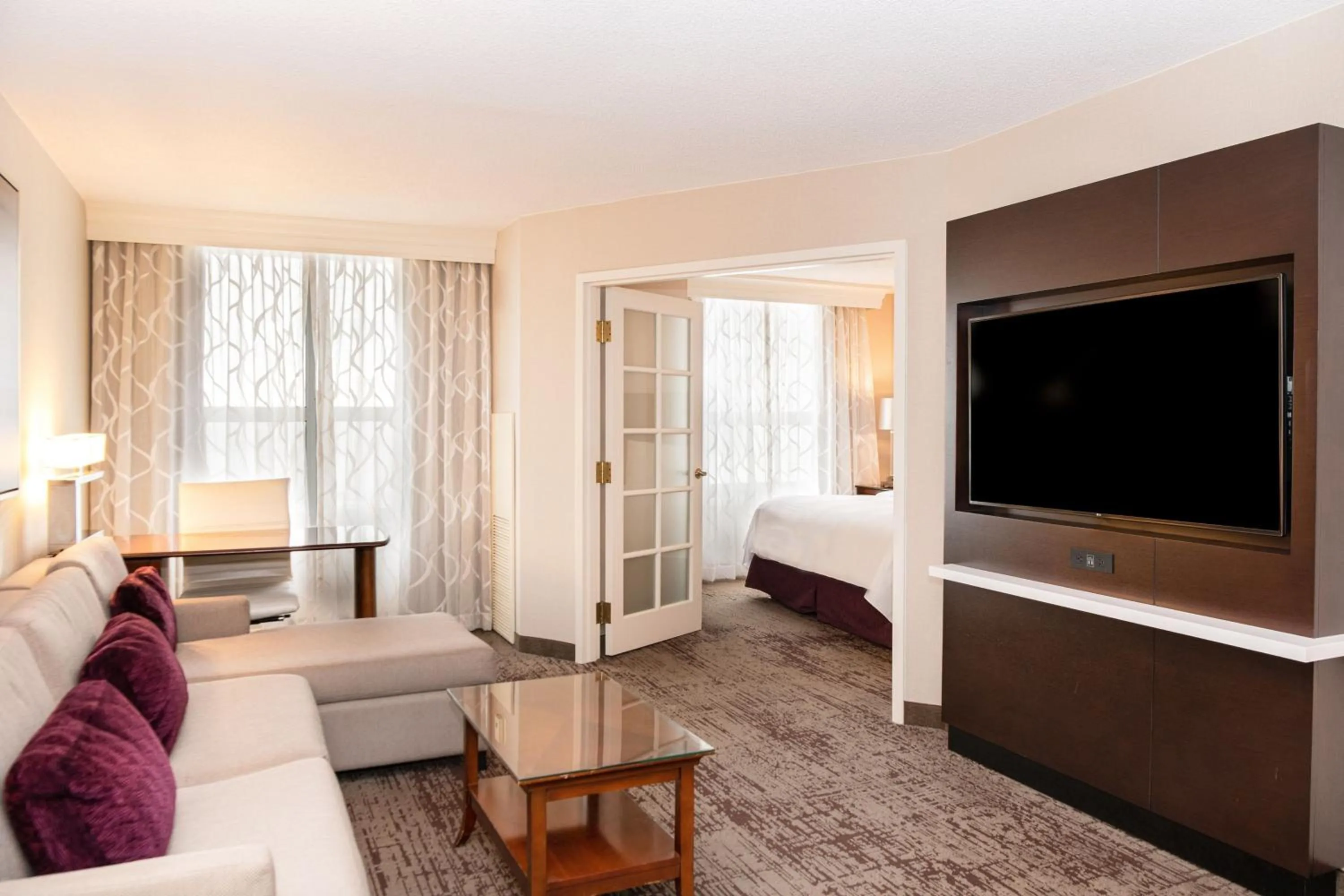 Photo of the whole room in Chicago Marriott Suites Deerfield