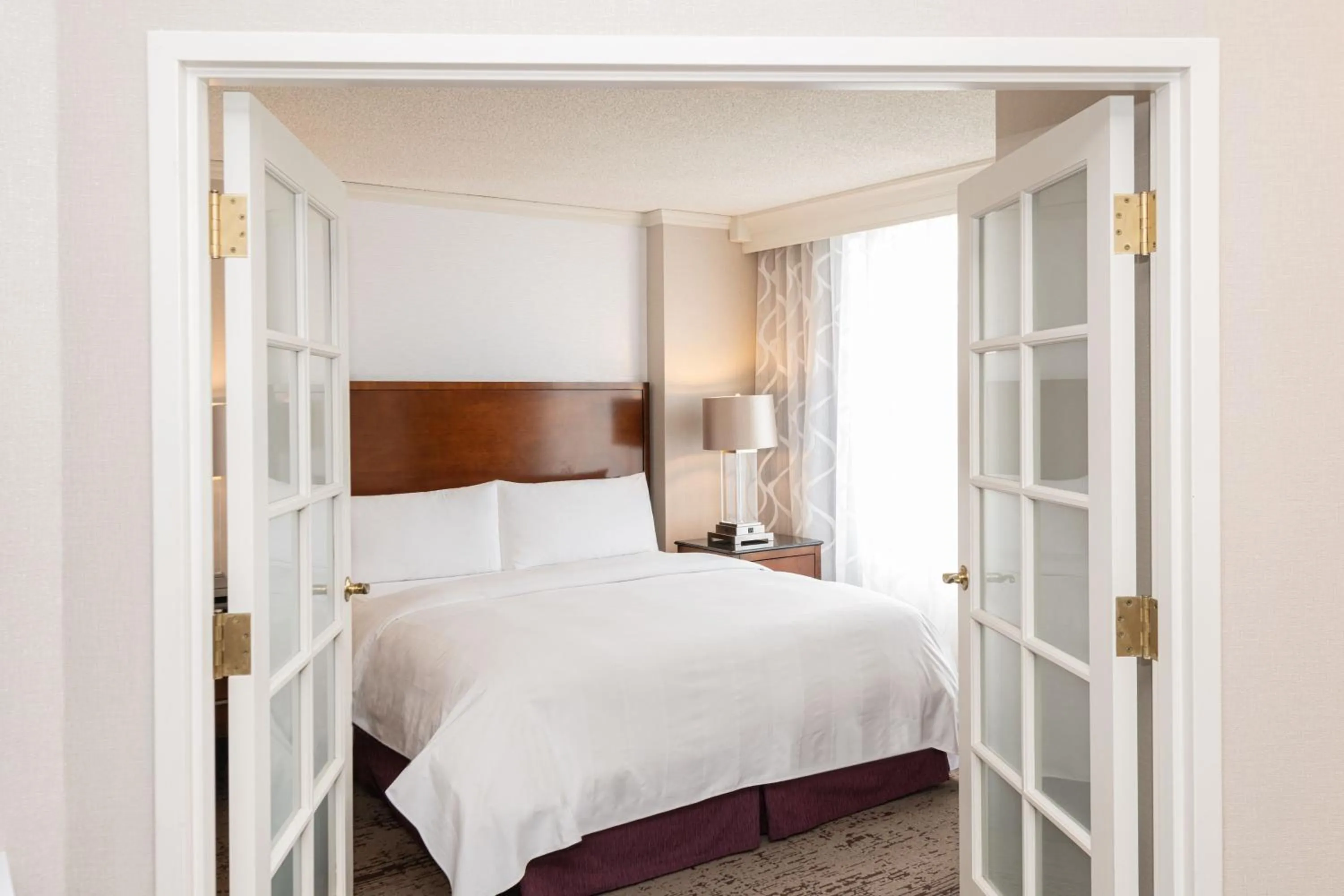 Bedroom, Bed in Chicago Marriott Suites Deerfield