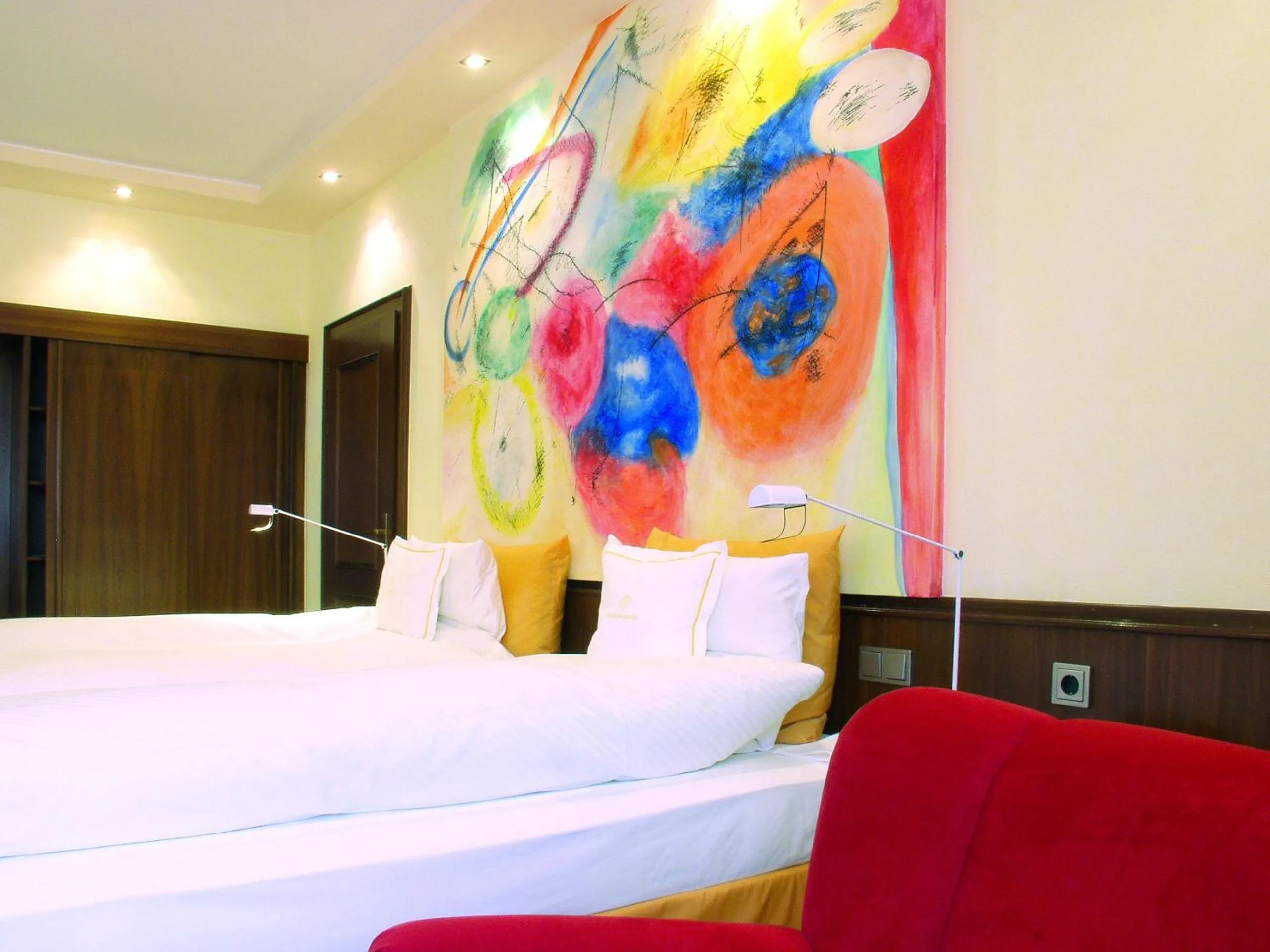 Photo of the whole room, Bed in RomanticHOTEL Goldener Karpfen