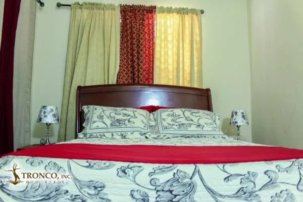 Shower, Bed in Hotel El Tronco Inc