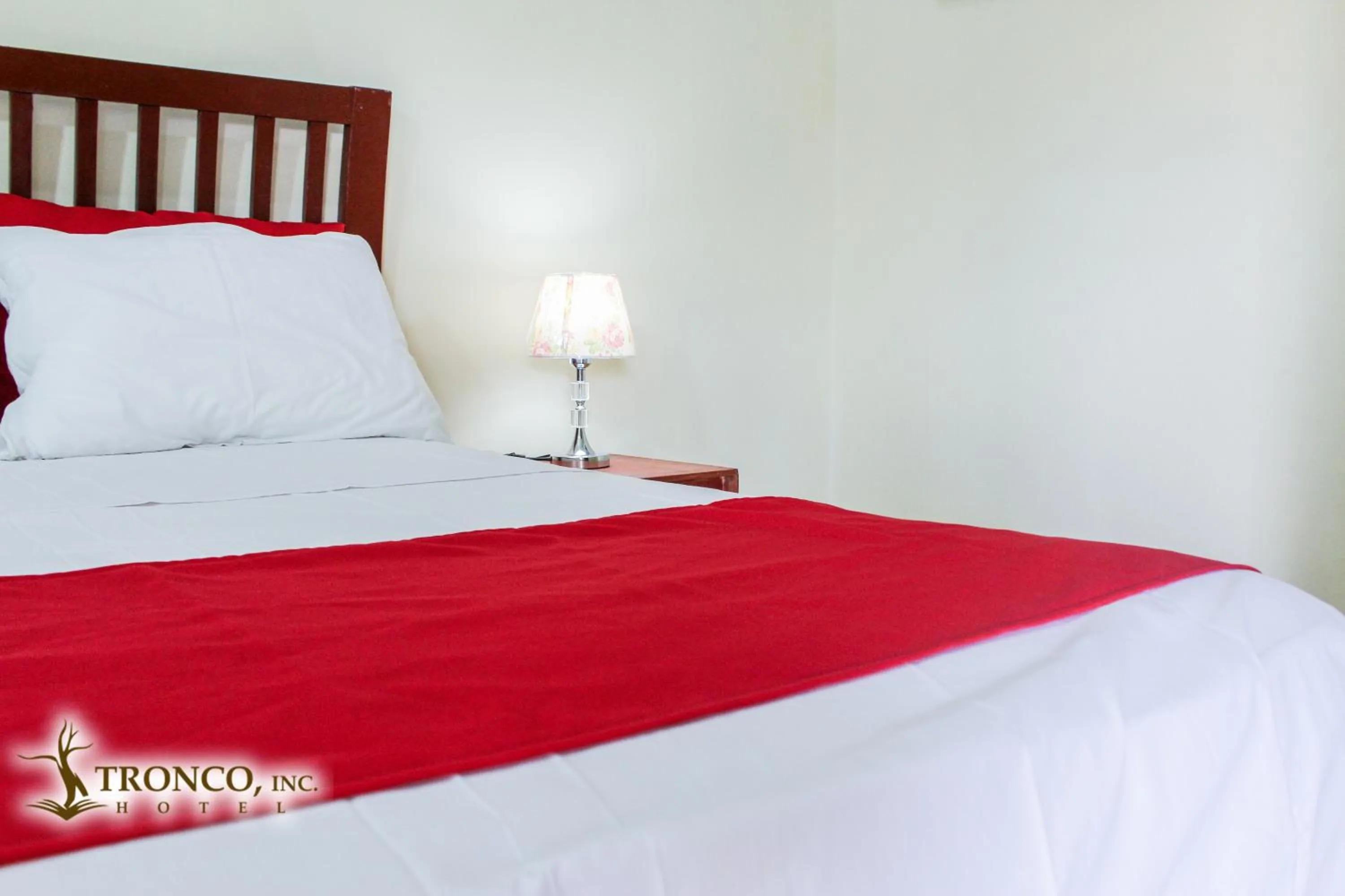 Spring, Bed in Hotel El Tronco Inc