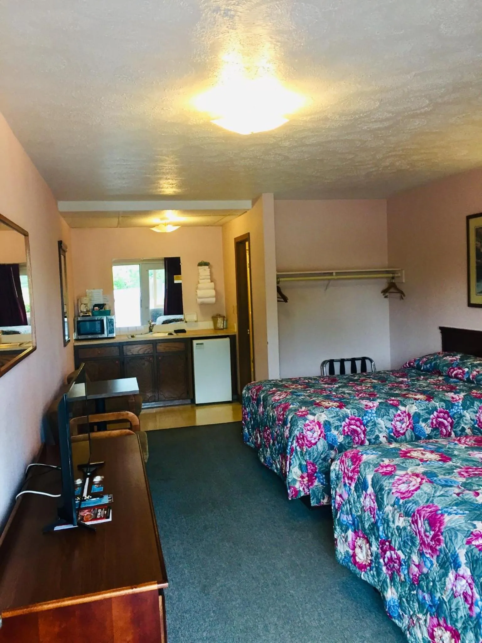 Photo of the whole room, Bed in Mountain Country Motor Inn