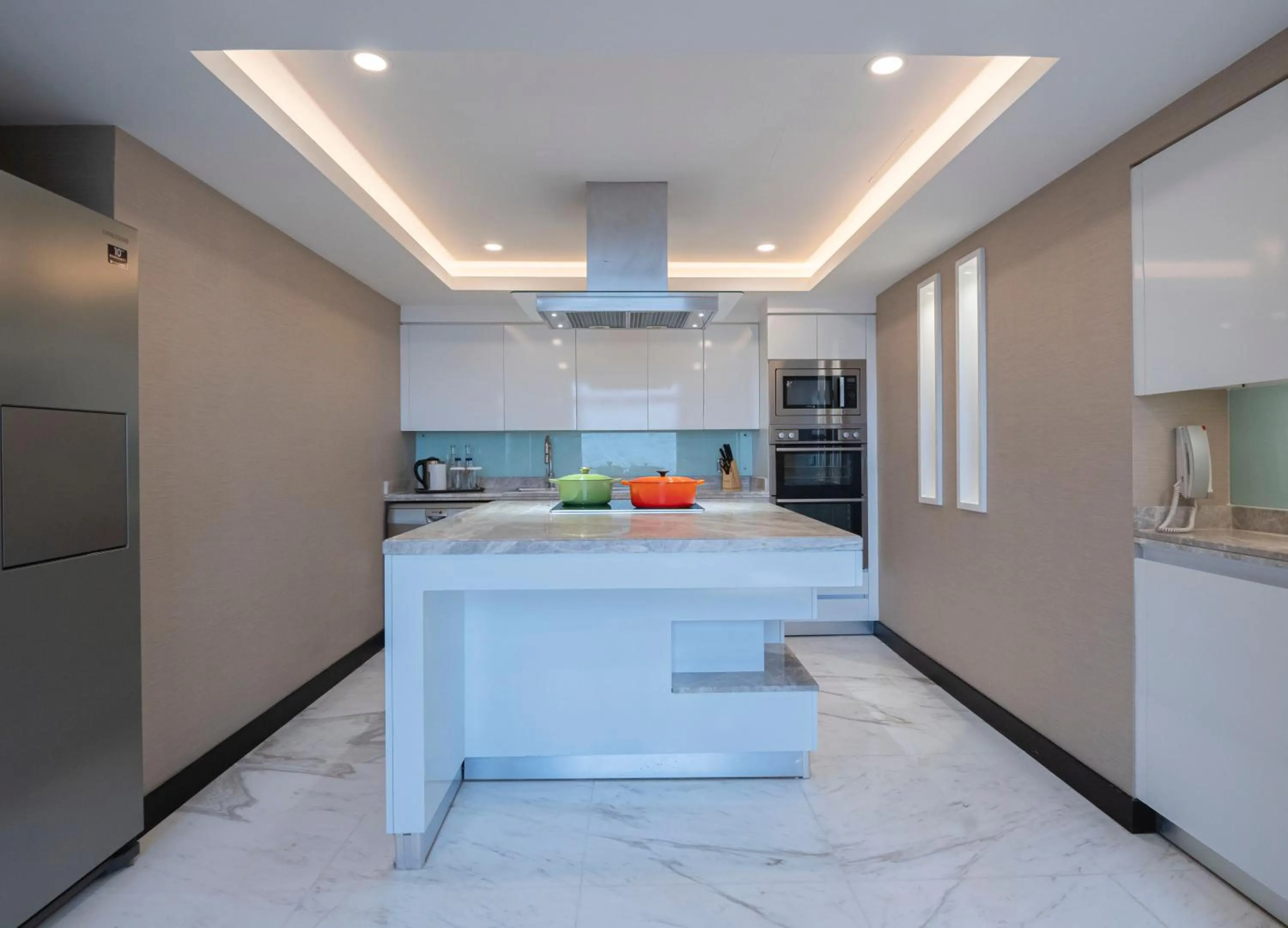 Kitchen or kitchenette in Hyatt Regency Galleria Residence Dubai