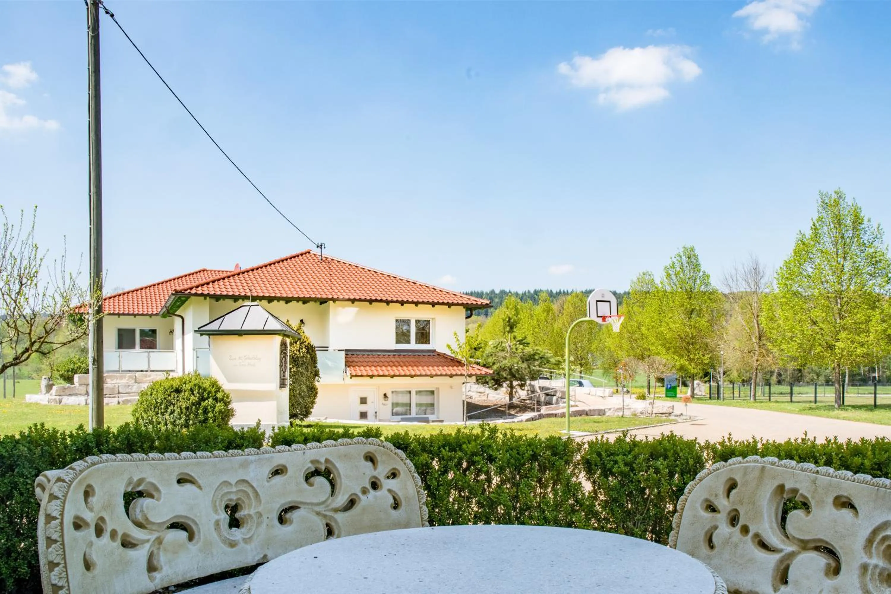 Facade/entrance in Hotel Hofgut Tiergarten