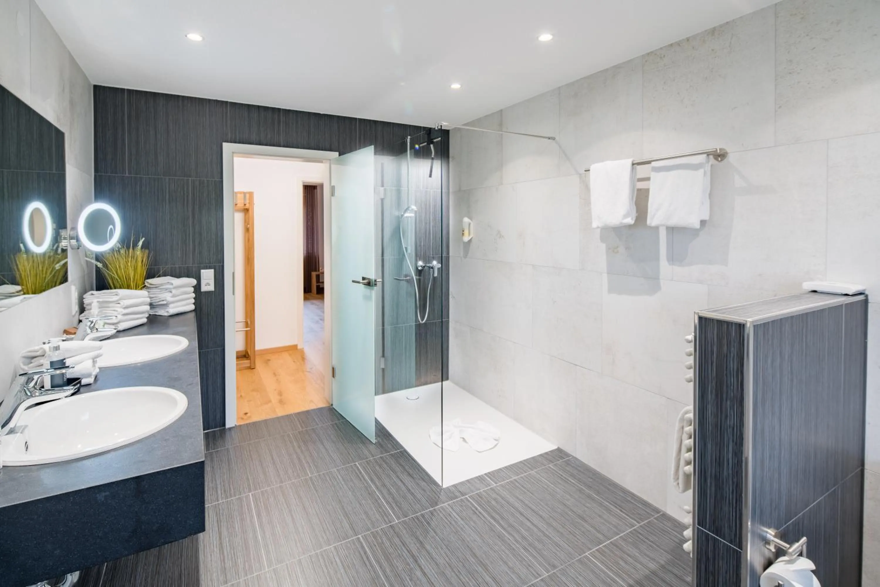 Bathroom in Hotel Hofgut Tiergarten