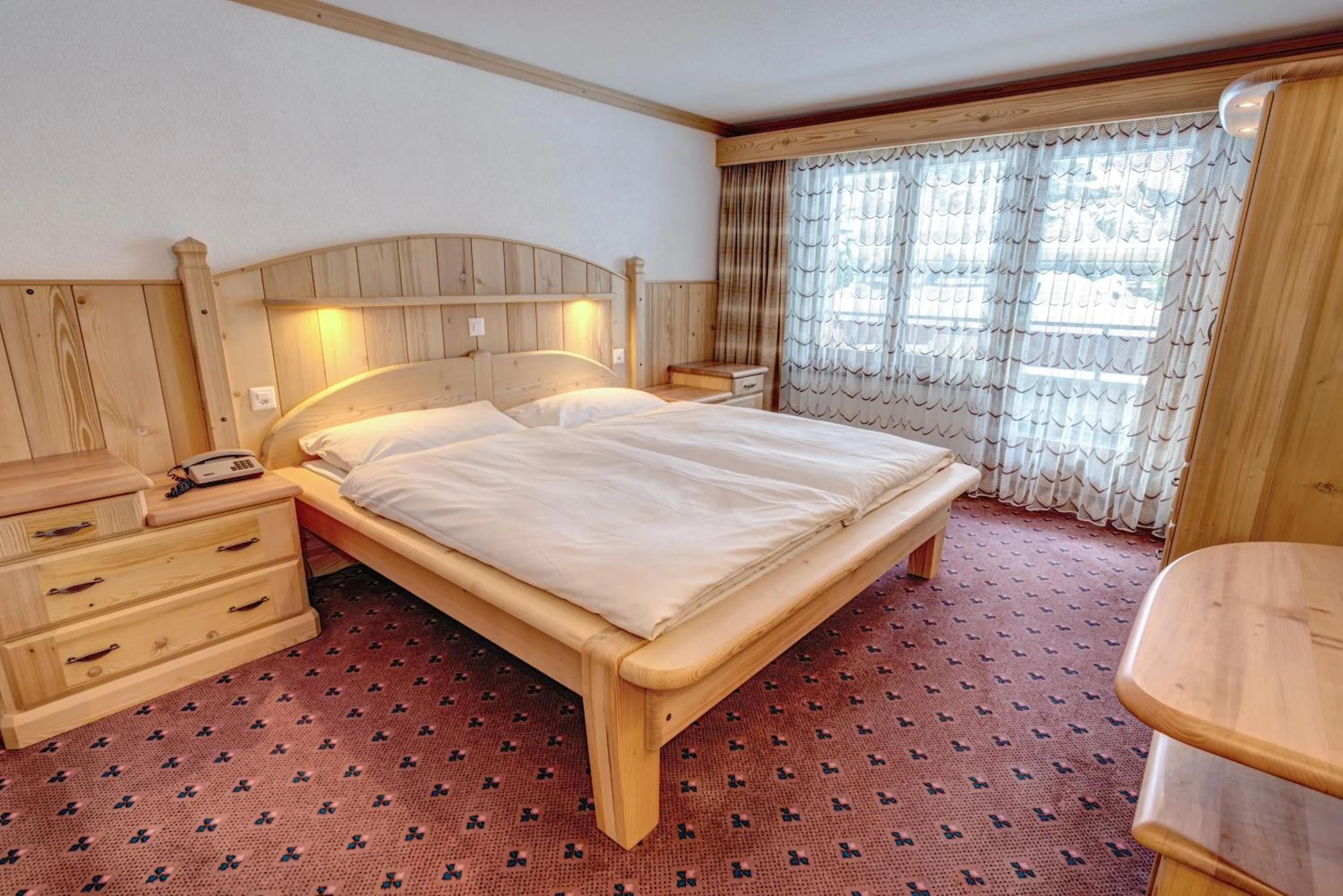Photo of the whole room, Bed in Hotel City