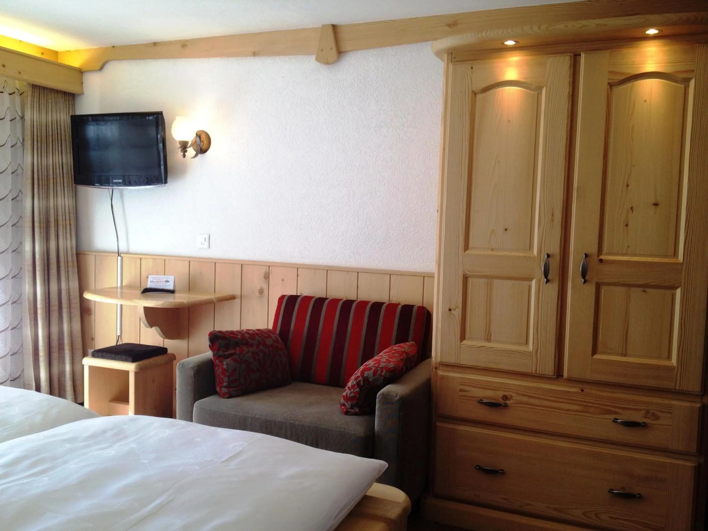 Seating area, Bed in Hotel City