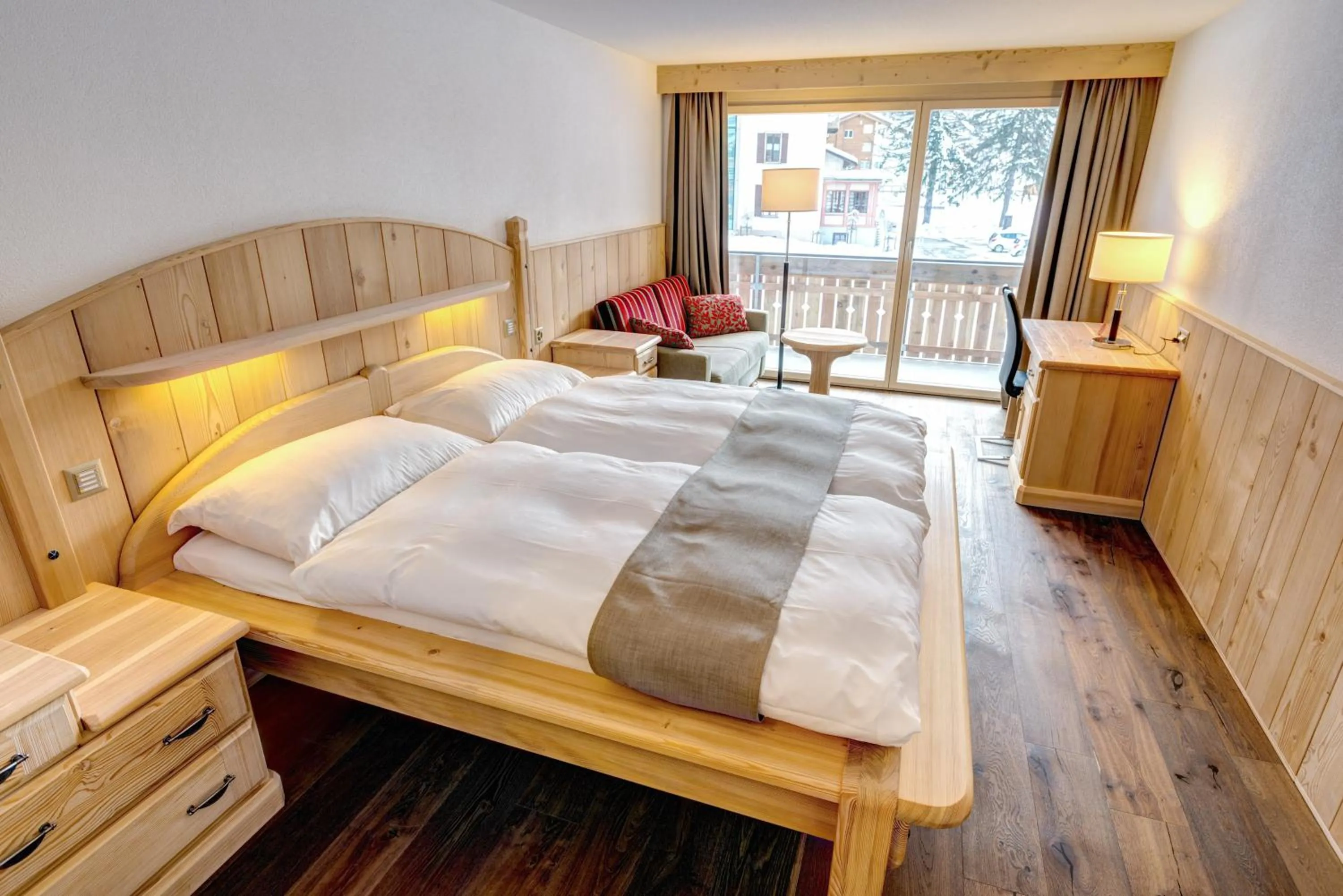 Photo of the whole room, Bed in Hotel City