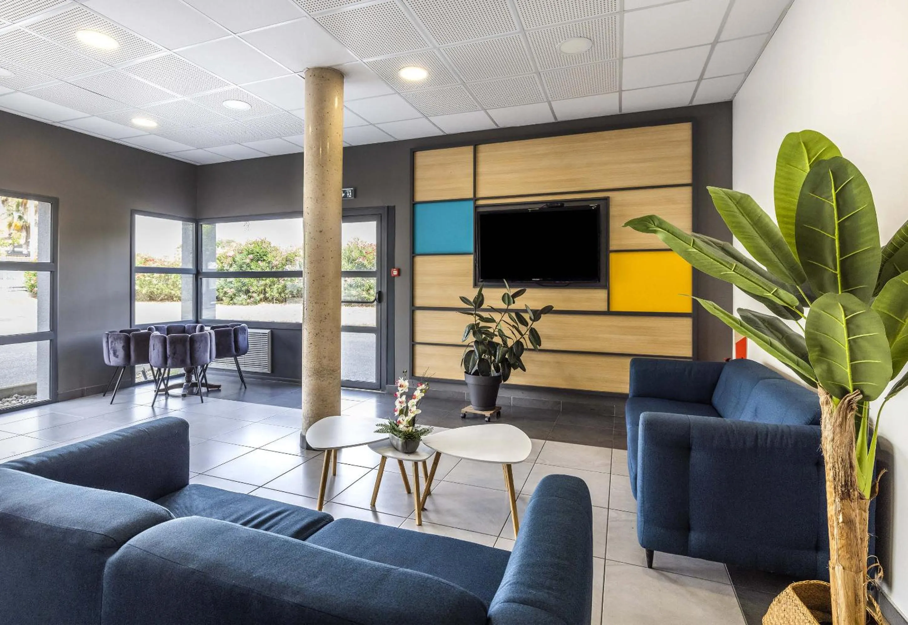 Lobby or reception in B&B HOTEL Perpignan Saleilles