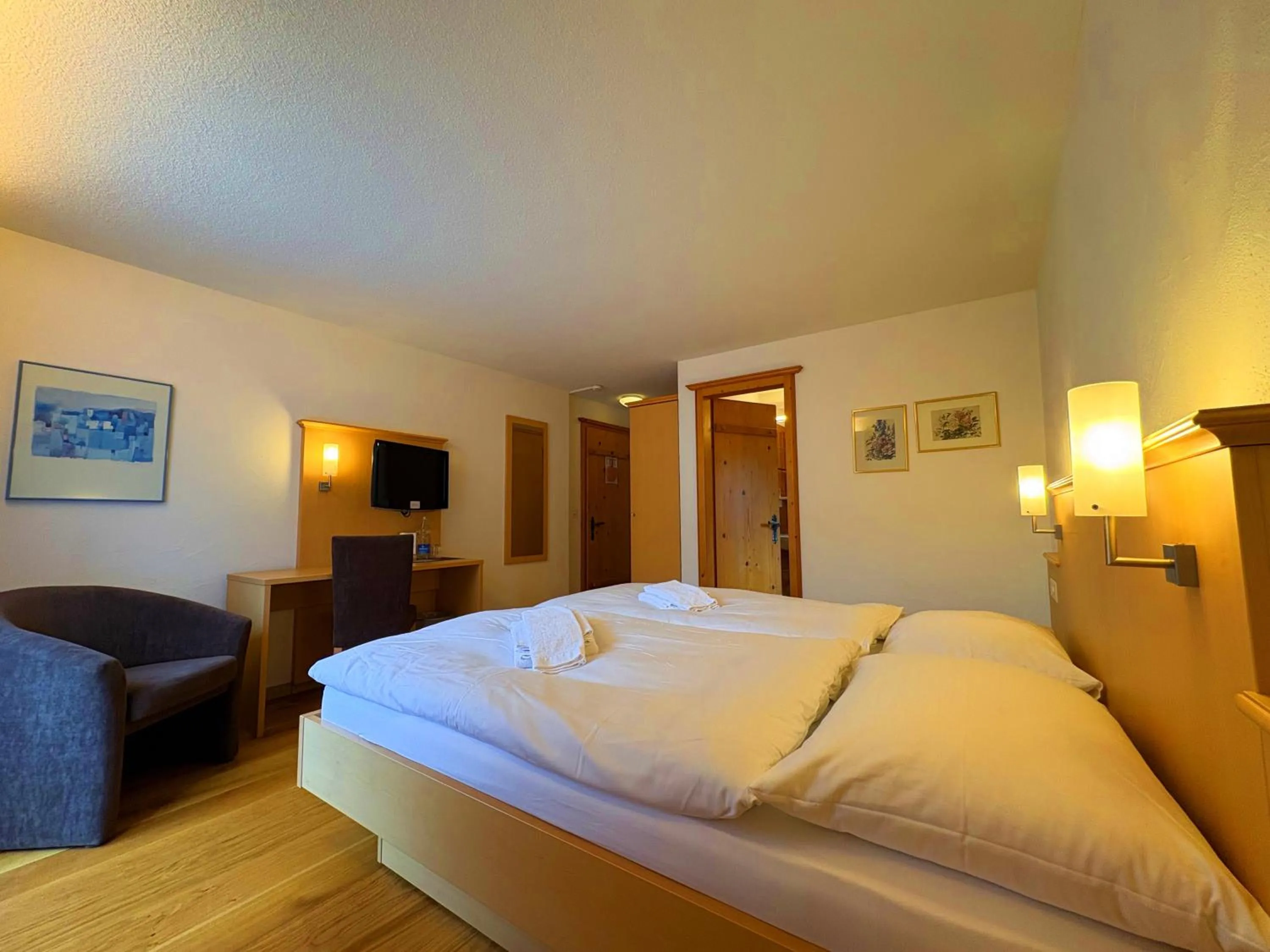 Photo of the whole room, Bed in Madrisa Lodge