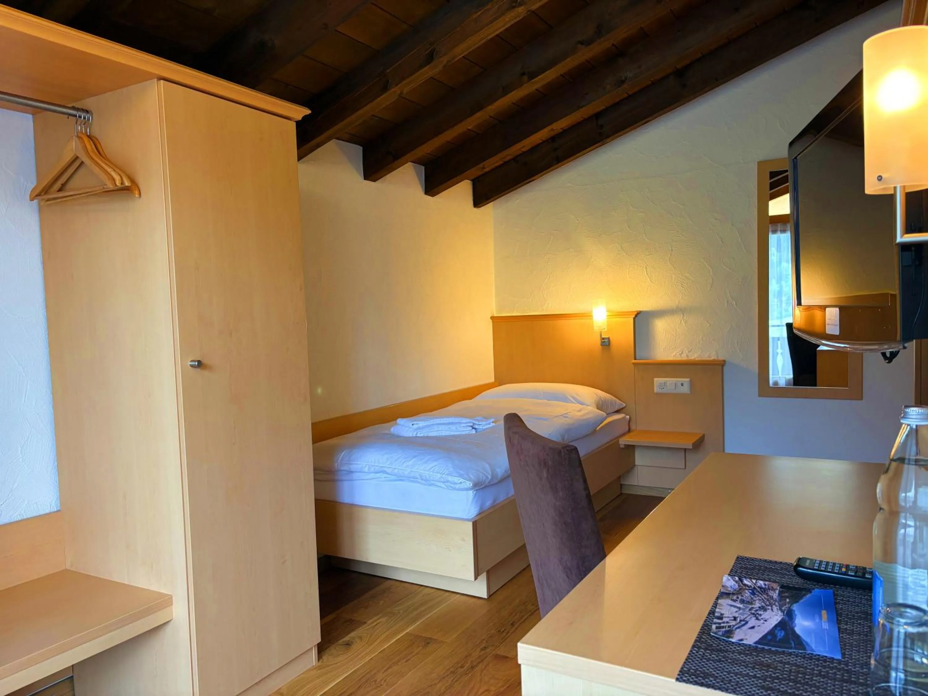 Photo of the whole room, Bed in Madrisa Lodge